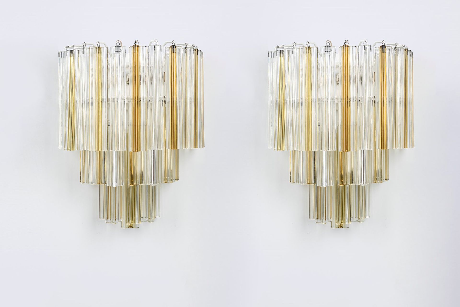 LUDOVICO DIAZ DE SANTILLANA Two wall lamps, 1960 ca.

H 45 ca. X 35 ca. Cm
Trilo&hellip;