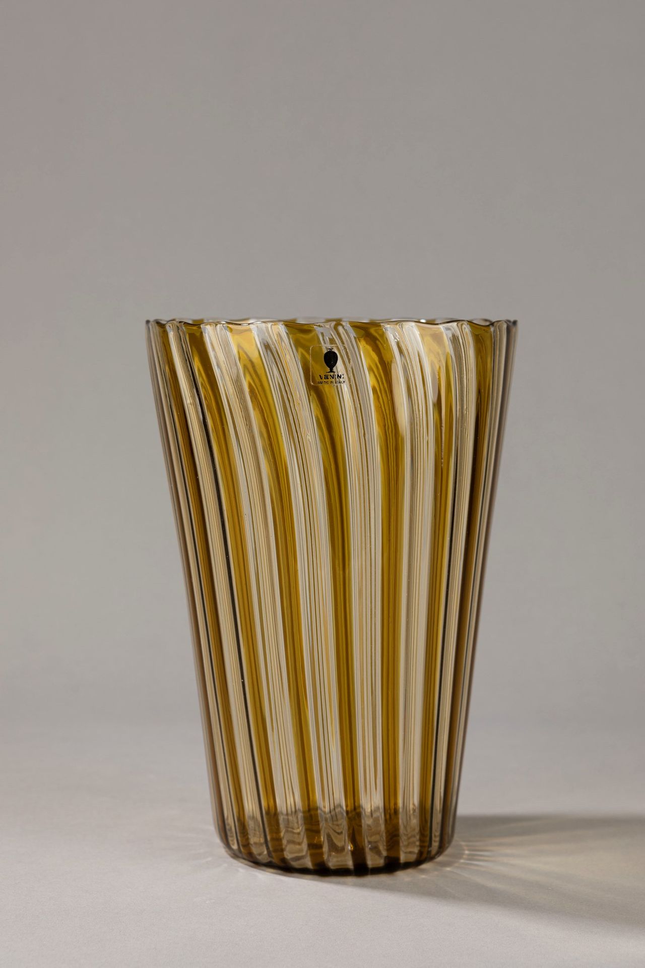 GIO PONTI 花瓶

h 22 x dim 16 cm
吹制芦苇玻璃。

原始标签。

雕刻的标志 "Venini Italia 80"。