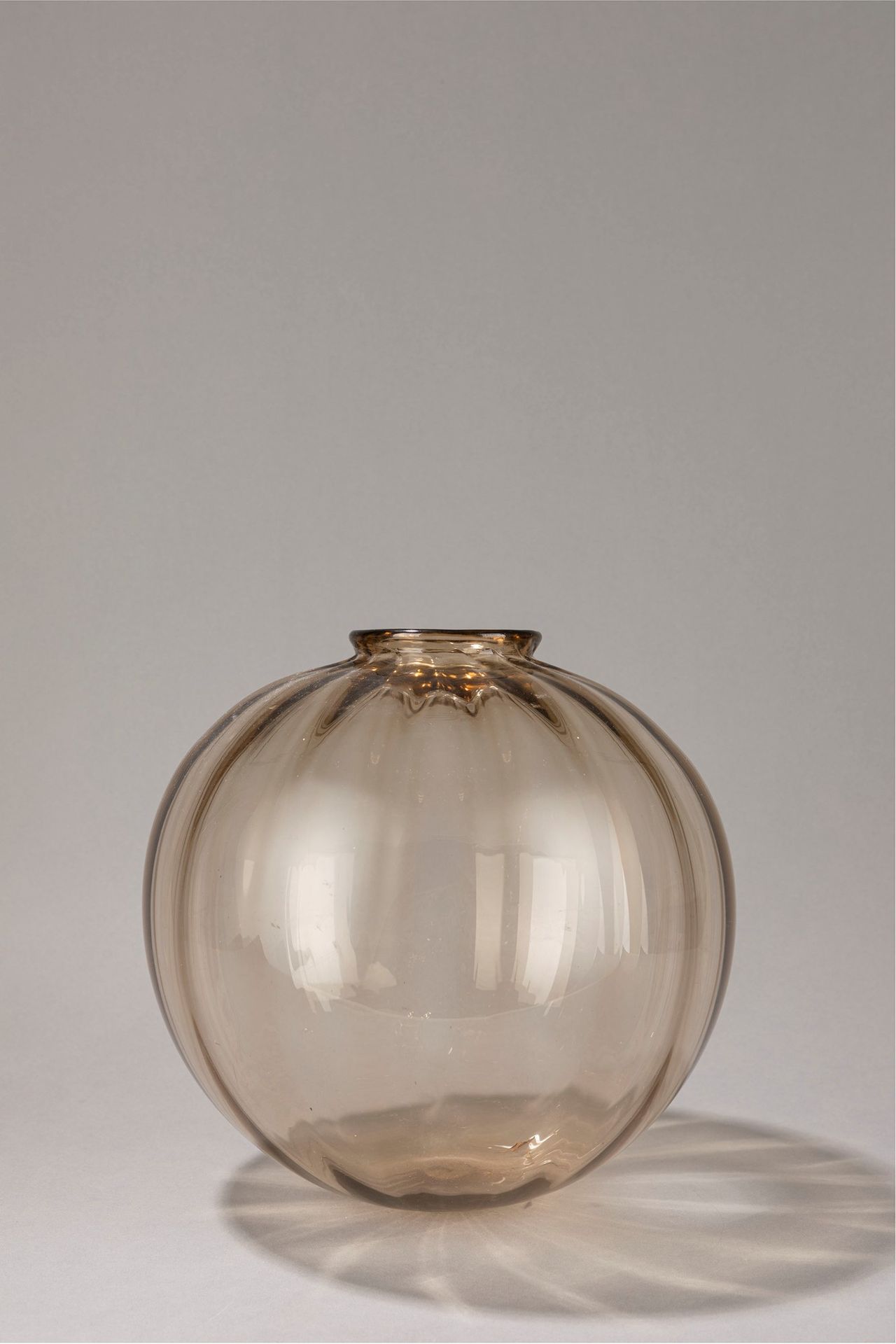 VITTORIO ZECCHIN 花瓶，1920年左右

Cm 26 x 26
吹制玻璃。

MVM Cappellin制造厂