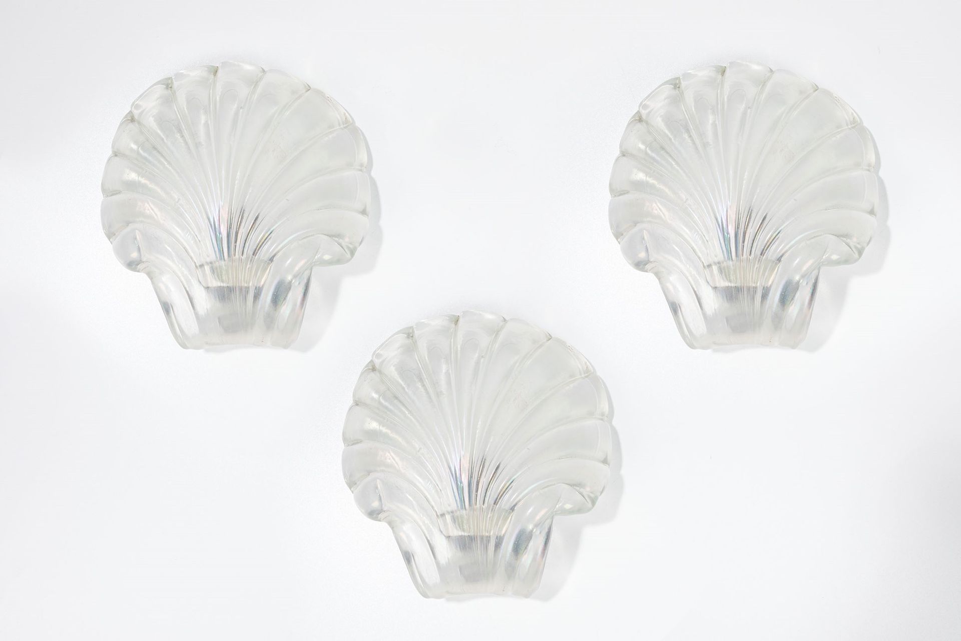 Ercole Barovier Three wall lamps, 1940 ca.

H 10 x 27 x 26 cm
ribbed iridescent &hellip;