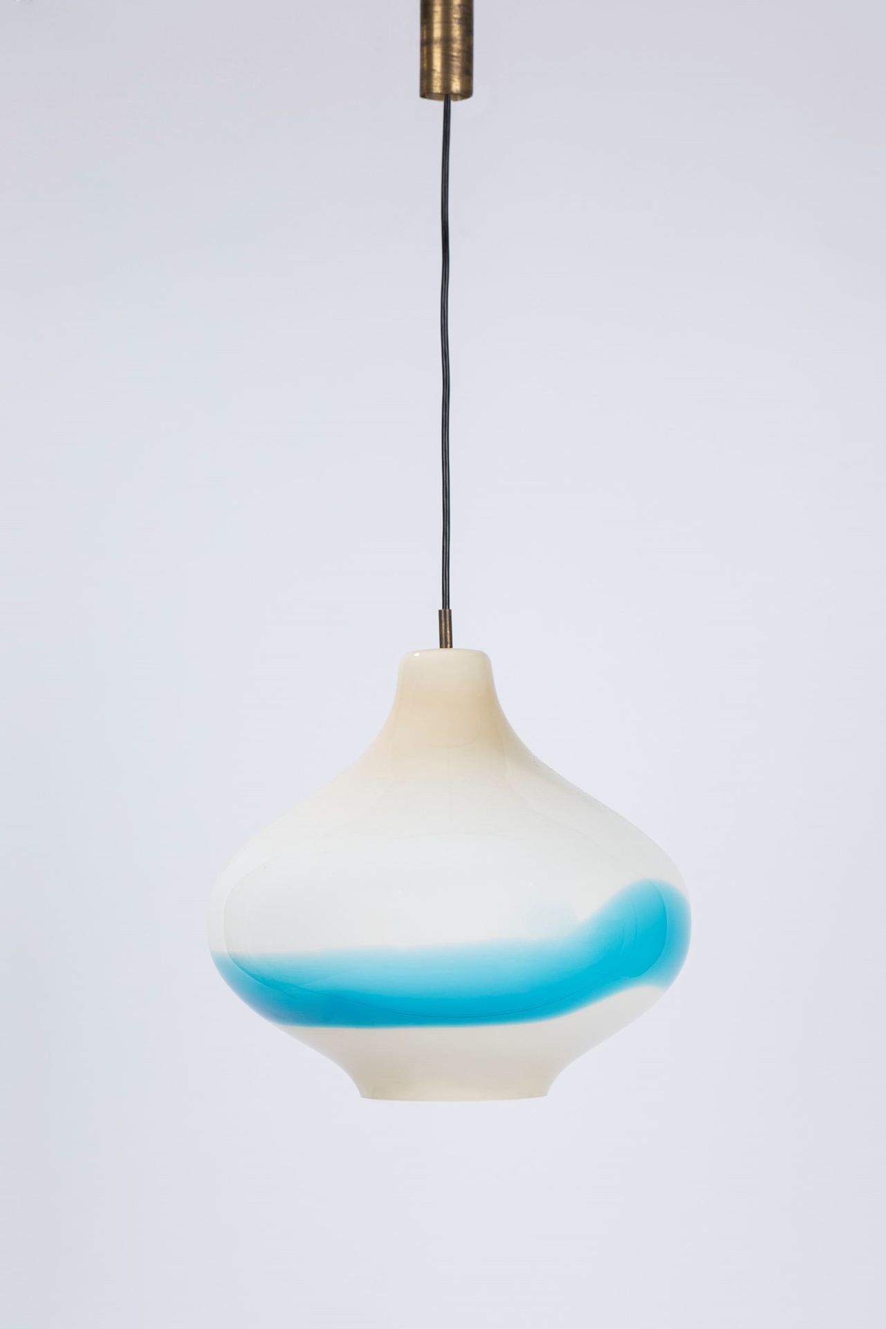 MASSIMO VIGNELLI Hanging lamp, 1950 ca.

H 30 x 30 cm
blown incamiciato glass.

&hellip;