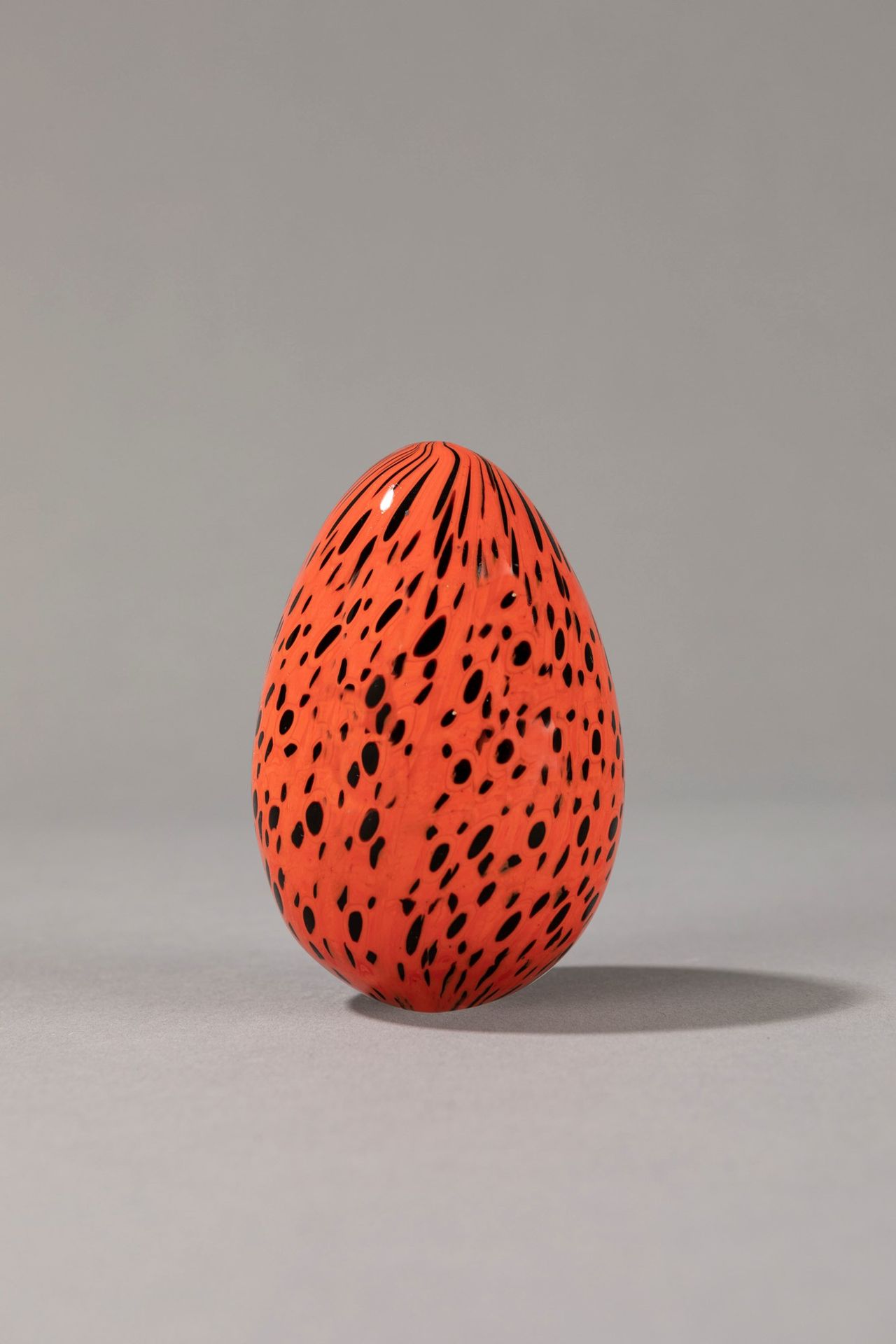 PAOLO VENINI Egg, 1960 ca.

H 7 cm
red glass with murrine decoration. Venini Man&hellip;