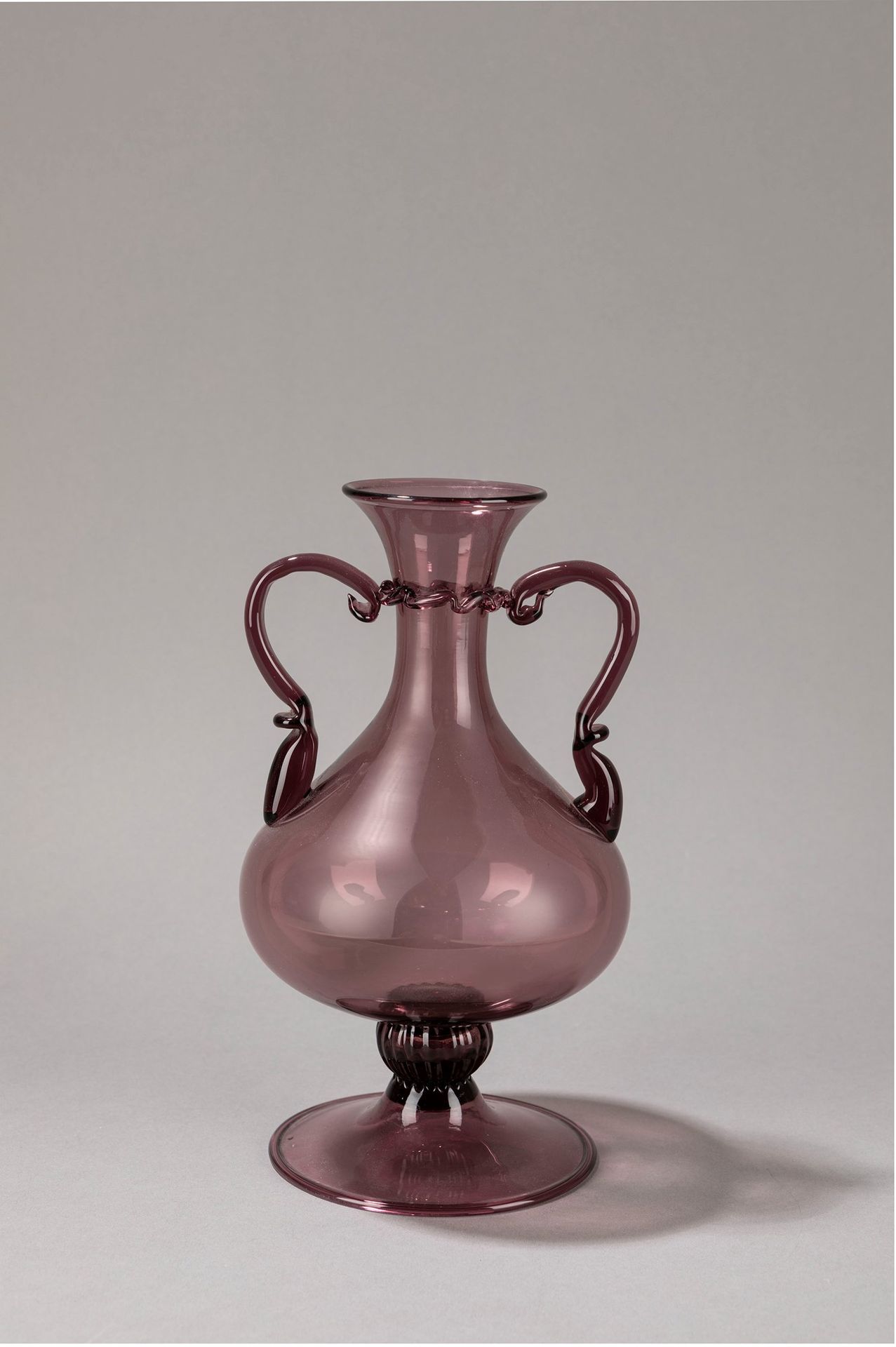 VENINI Vase, 1960 ca.

H 24 cm x 16 cm
zwei Henkel, geblasenes Glas.

Unterzeich&hellip;
