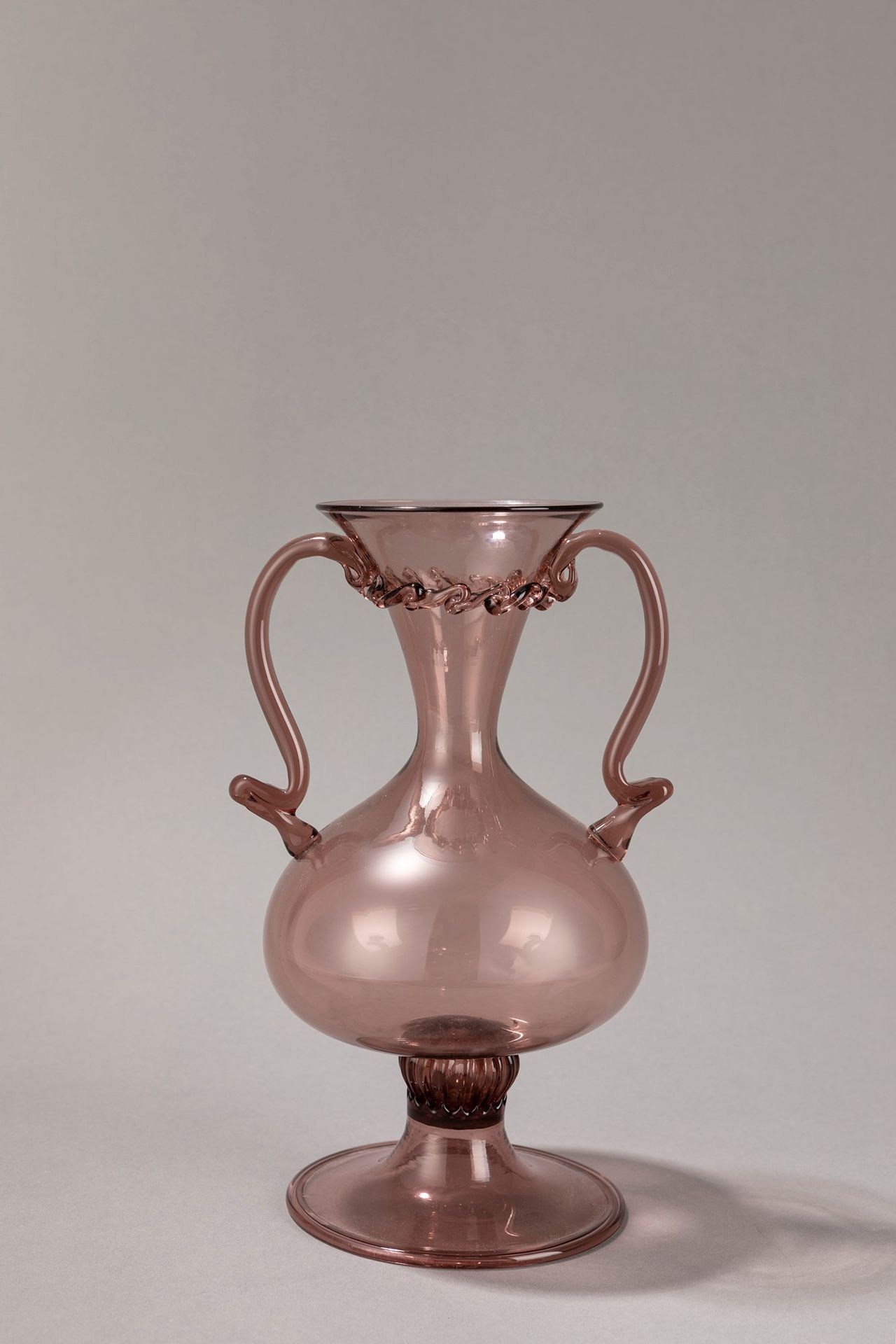 VENINI Vase, 1950 ca.

H 24 cm x 16 cm
zwei Henkel, geblasenes Glas.

Acyd Zeich&hellip;