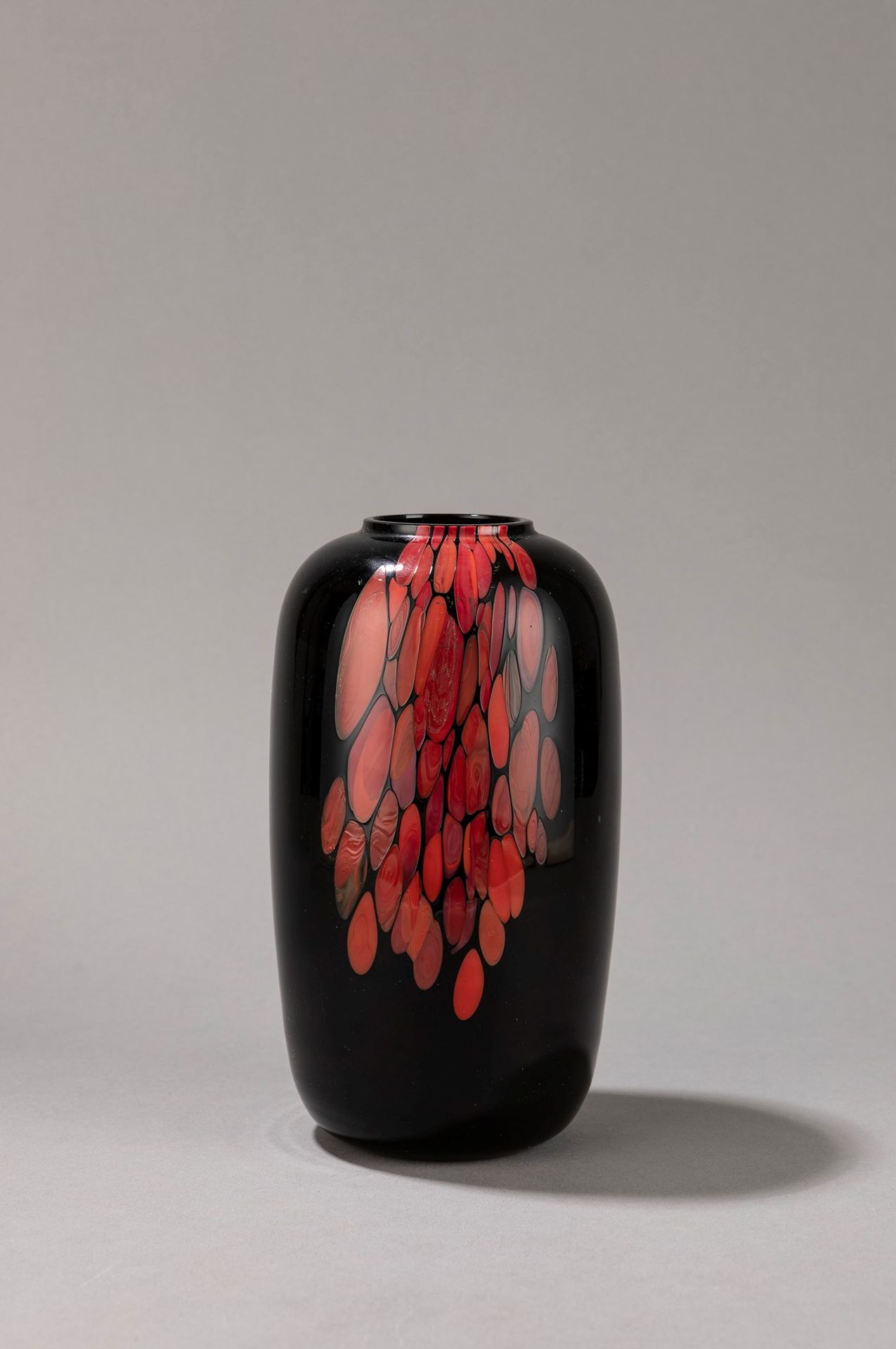 VENINI 花瓶，1980年左右

h 19 x 10 cm
黑色玻璃，红色装饰。

底座下有刻字标志