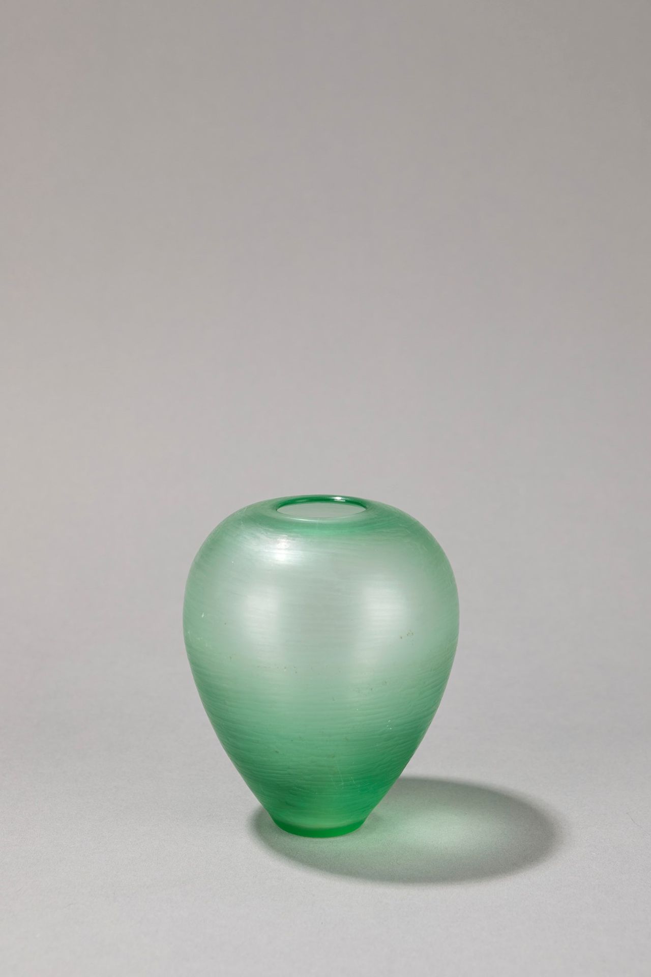VENINI 花瓶，1960年约

cm 10 x 8
锻打吹制玻璃。

意大利维尼尼公司的雕刻标志