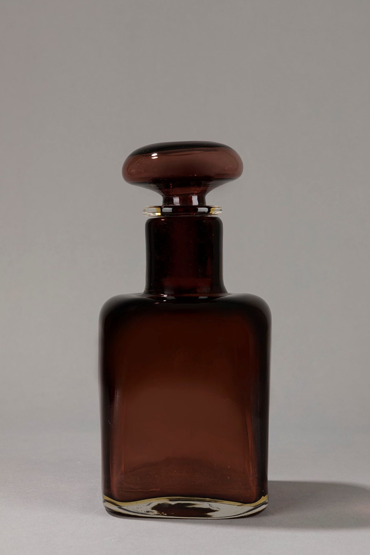 VENINI Bottle, 1950 ca.

H 24 x 11 x 11 cm
blown glass with cup.

Acyd sign