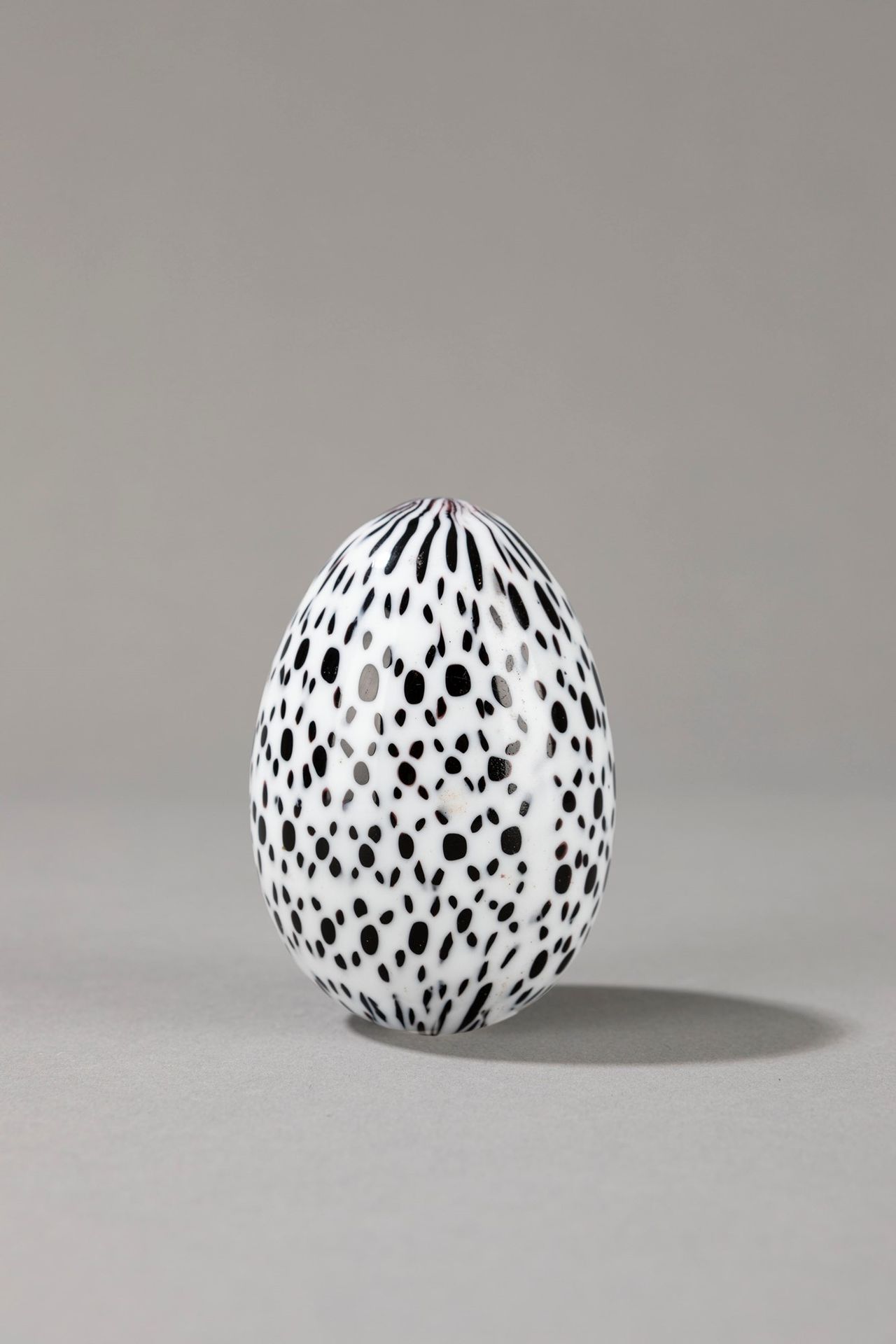 PAOLO VENINI Egg, 1960 ca.

H 7 cm
white glass with murrine decoration. Venini M&hellip;