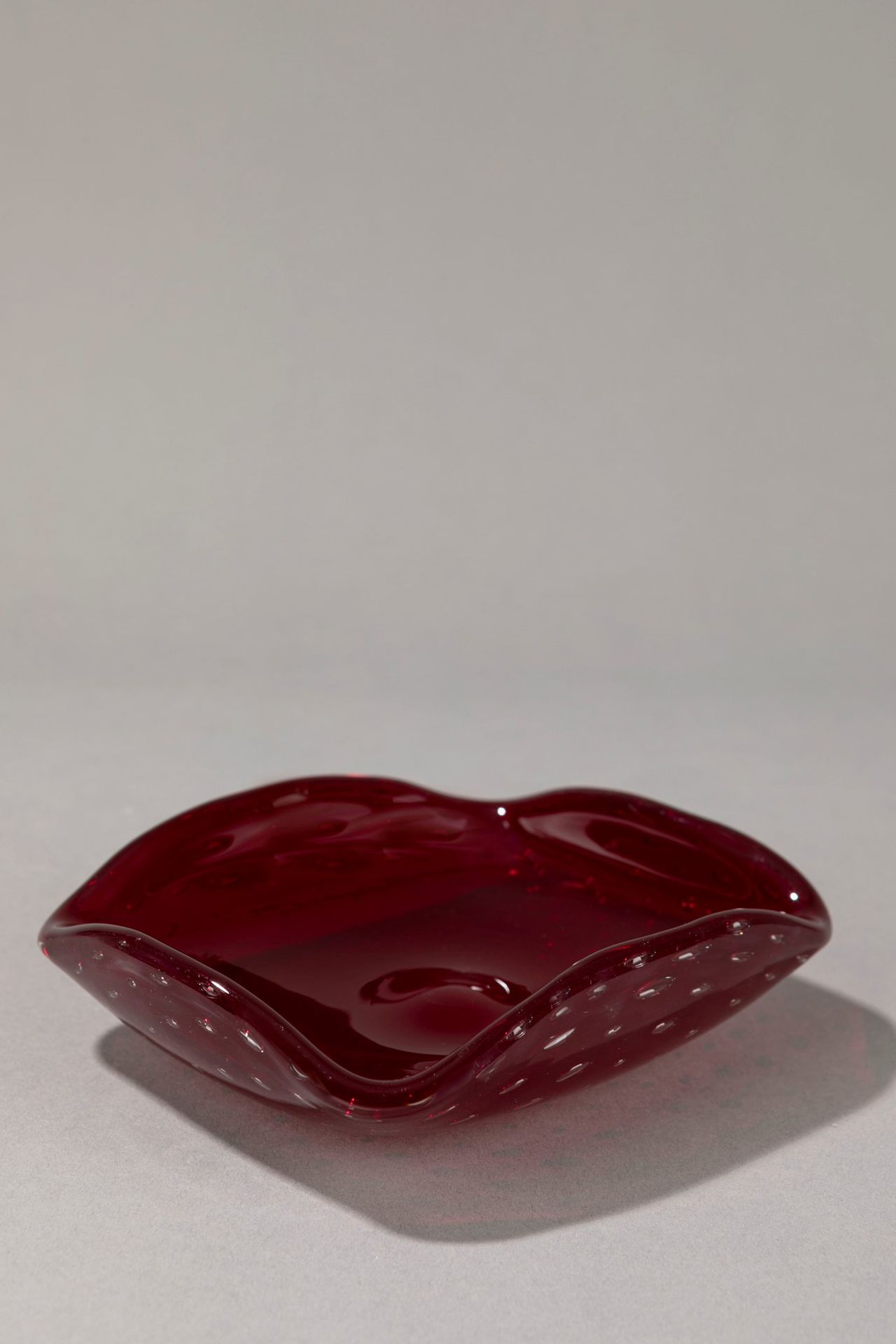 VENINI Bowl , 1950 ca. 

H 4,5 x 15,5 x 12,5 cm
bullicante glass.

Acyd sign