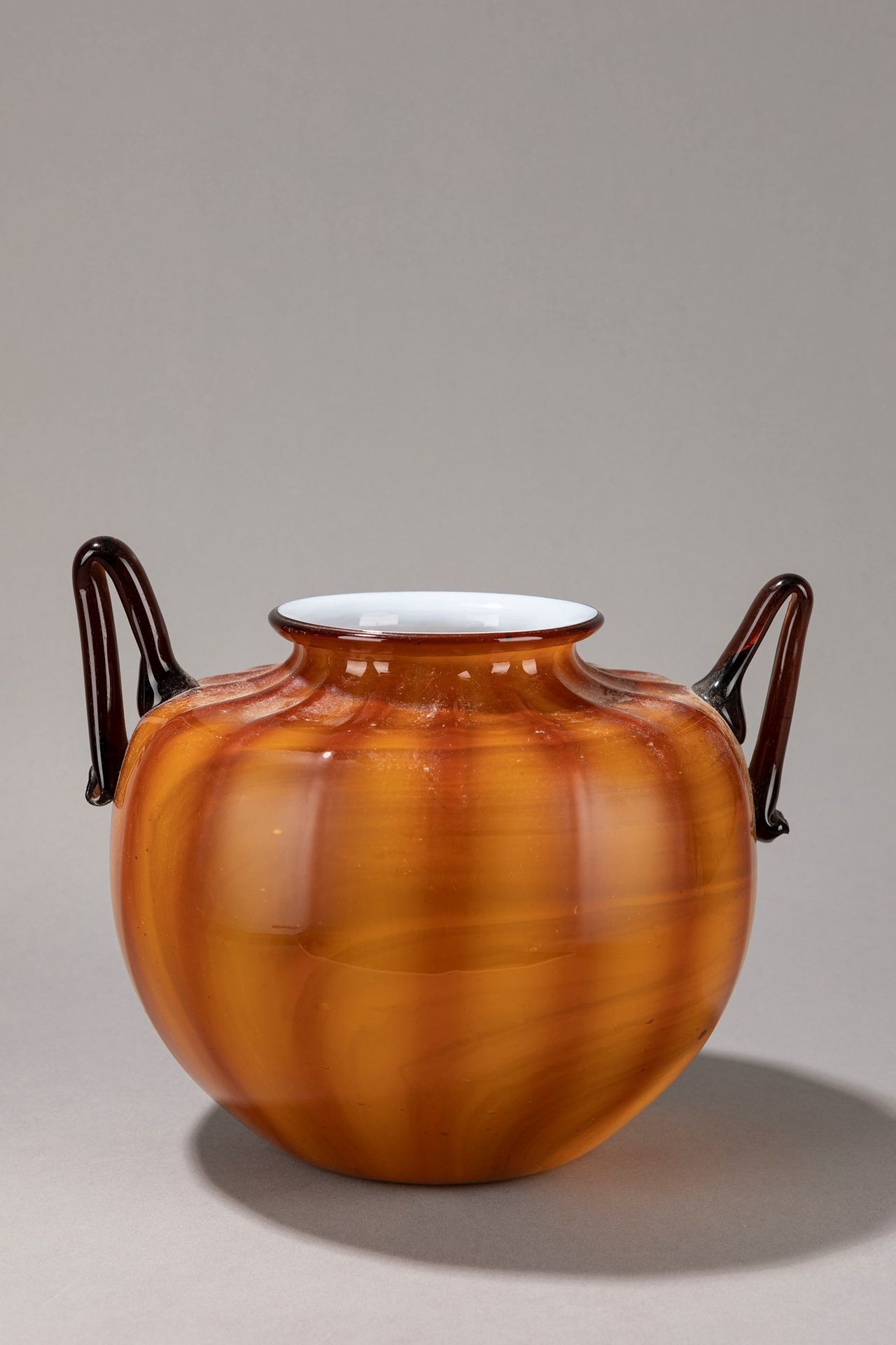 FRATELLI TOSO Vase, 1930 ca.

H 25 cm x 25
two handles, incamiciato blown glass.
