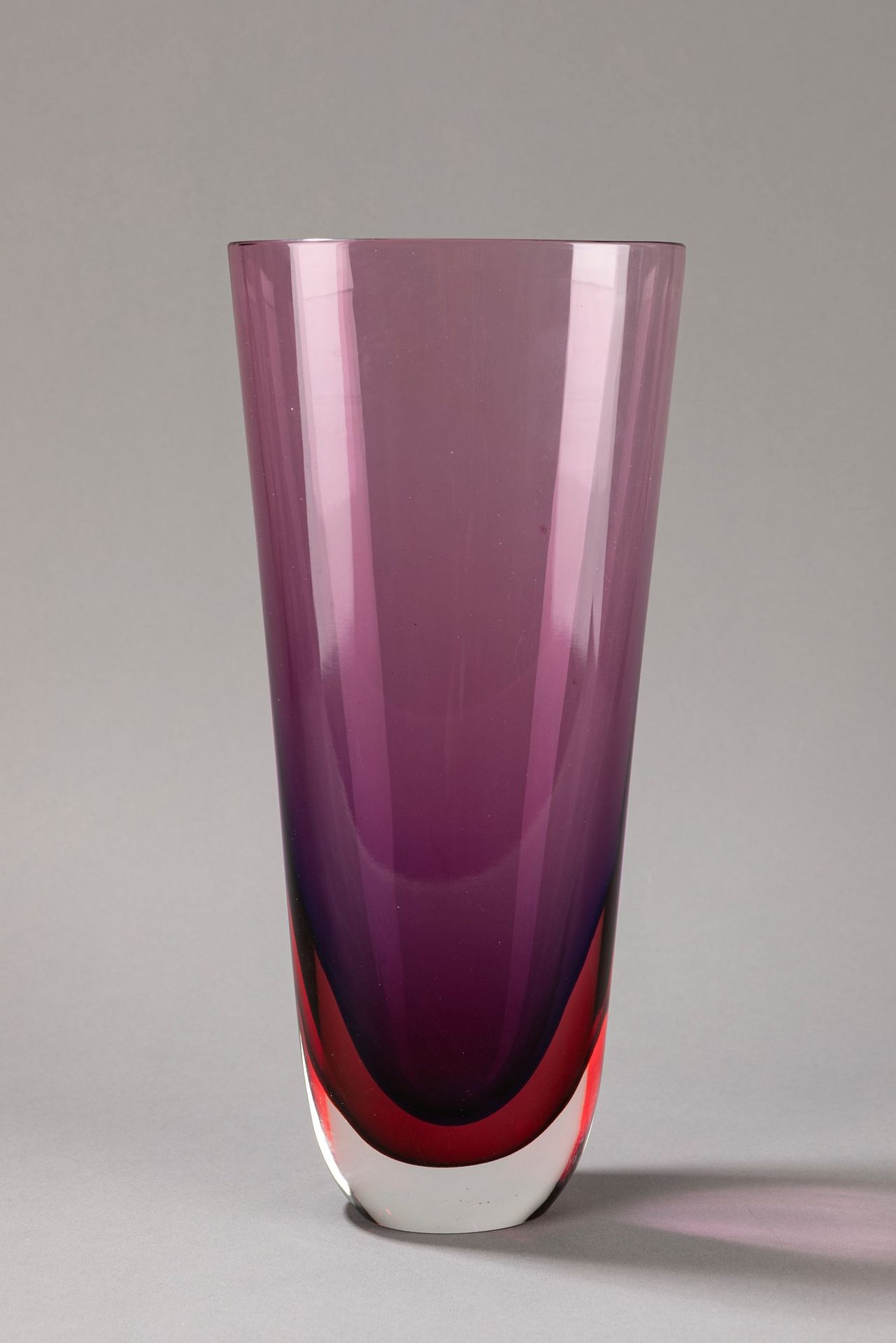 Flavio Poli Vase 9818, 1954

H 32 cm x 14,5 cm x 10 cm
sommerso blown glass real&hellip;