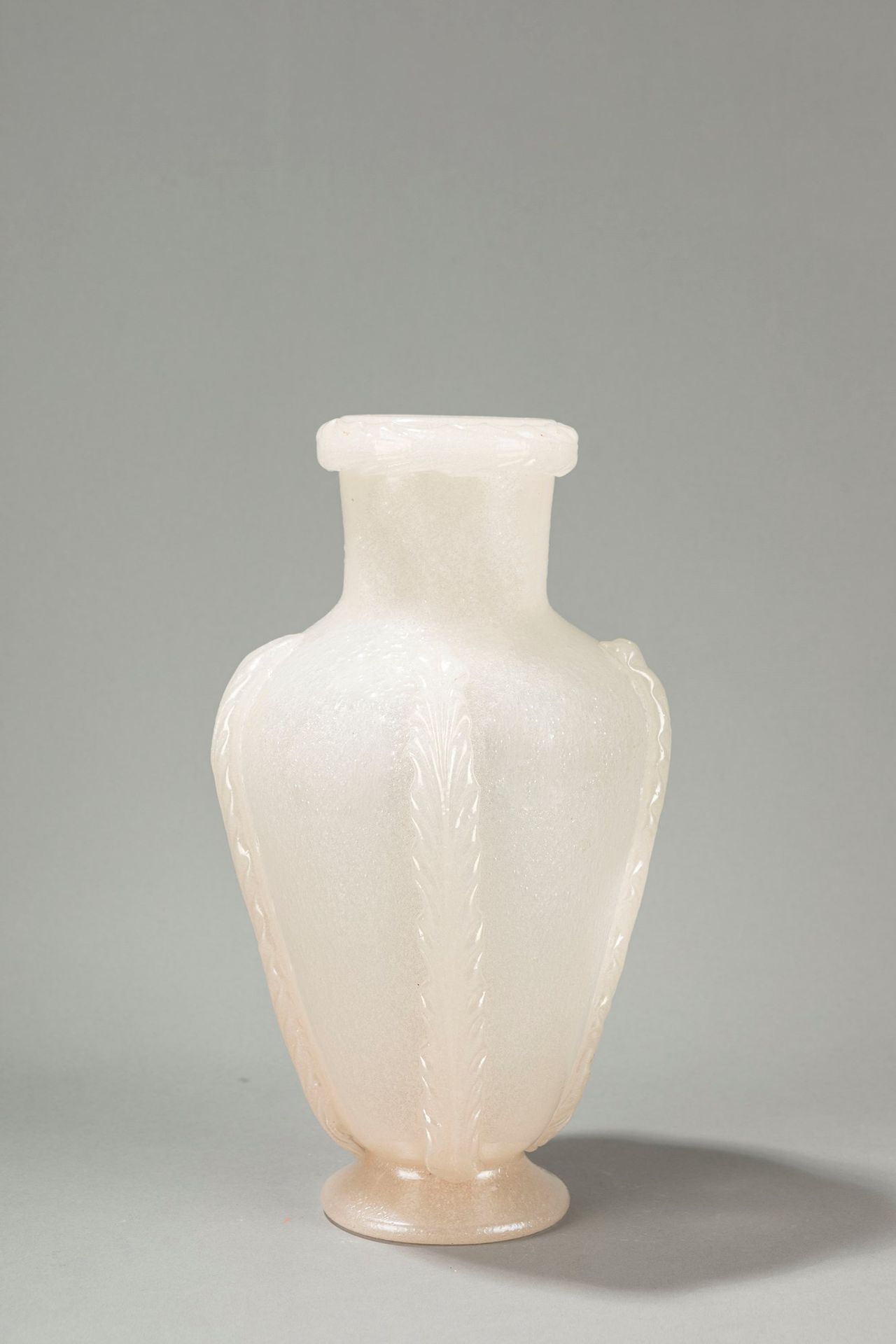 Archimede Seguso 花瓶，1940年左右

h 37 x 20 cm
pulegoso 吹制玻璃。

塞古索艺术馆