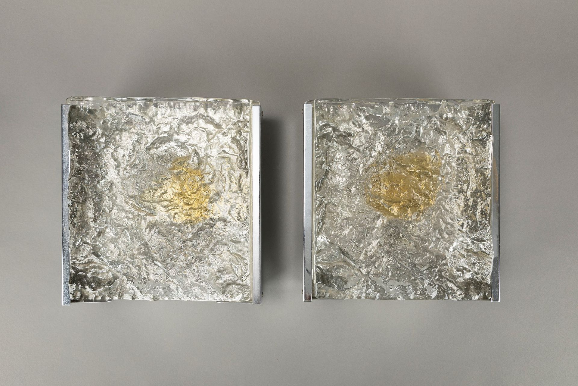 VENINI Dos apliques, 1970 ca.

9 x 25 x 20 cm
metal grueso cristal de Murano.
