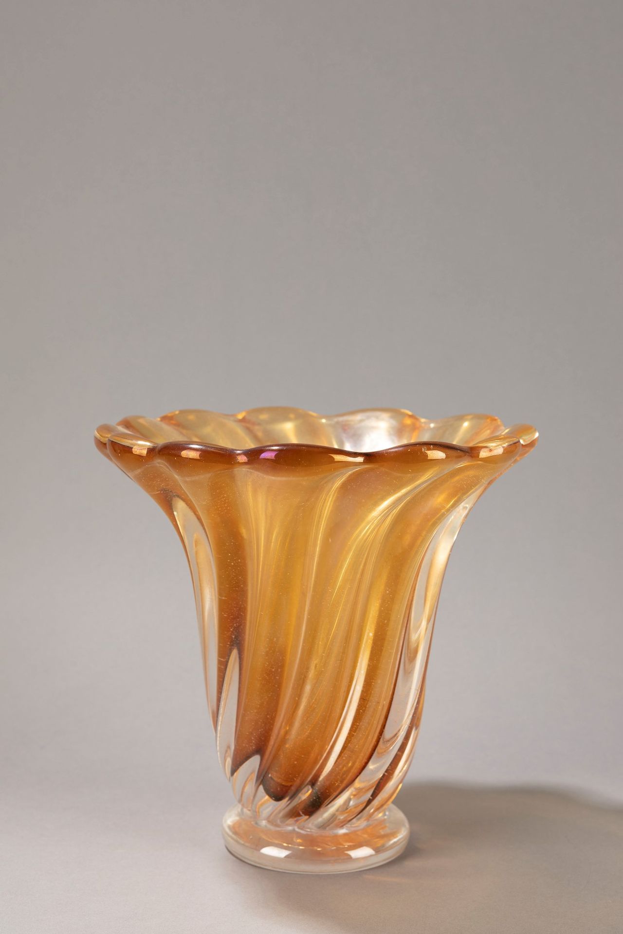 SEGUSO Vaso, 1950 ca.

H 24 x 22 cm 
vetro sommerso, colore ambrato iridescente.