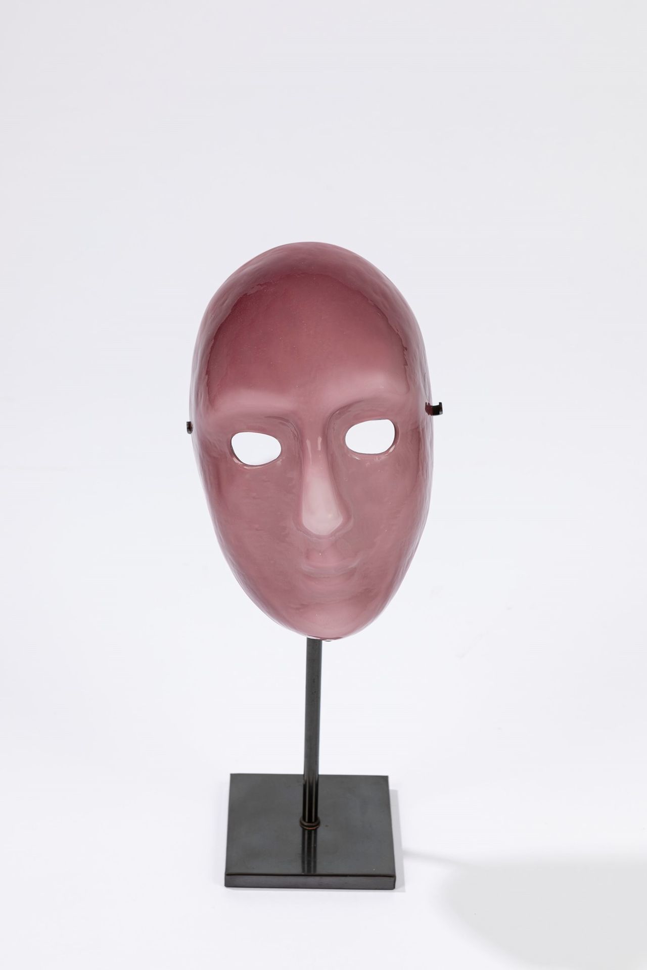 VENINI Maschera, 1980 ca.

Cm 23 x 14 cm
vetro bianco incamiciato, base in metal&hellip;