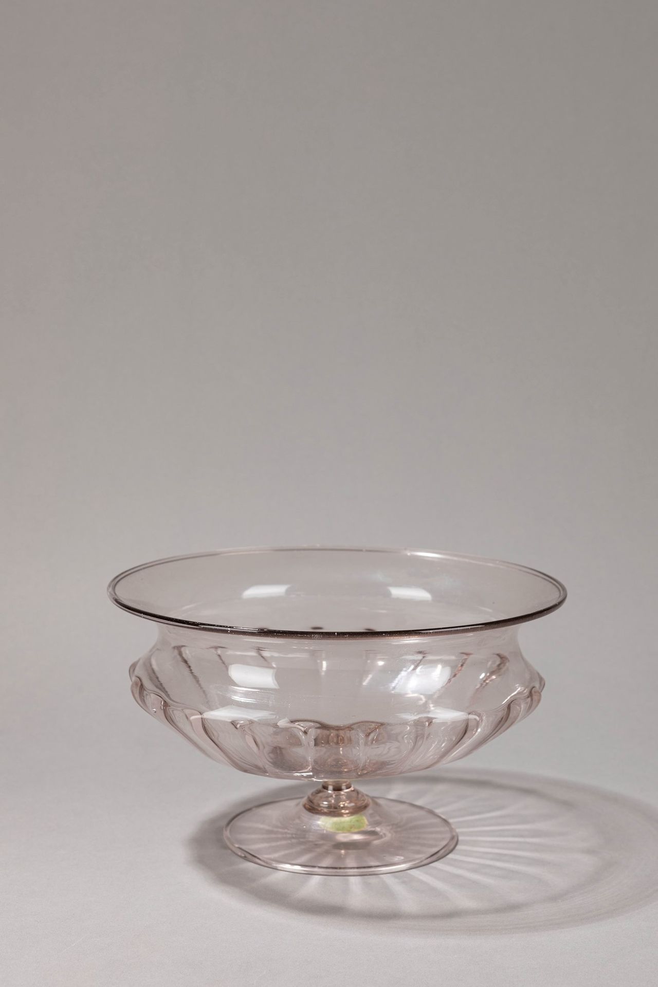 VITTORIO ZECCHIN Vase, 1920 ca.

H 13,5 cm, diam 23,5 cm
blown glass. Original l&hellip;