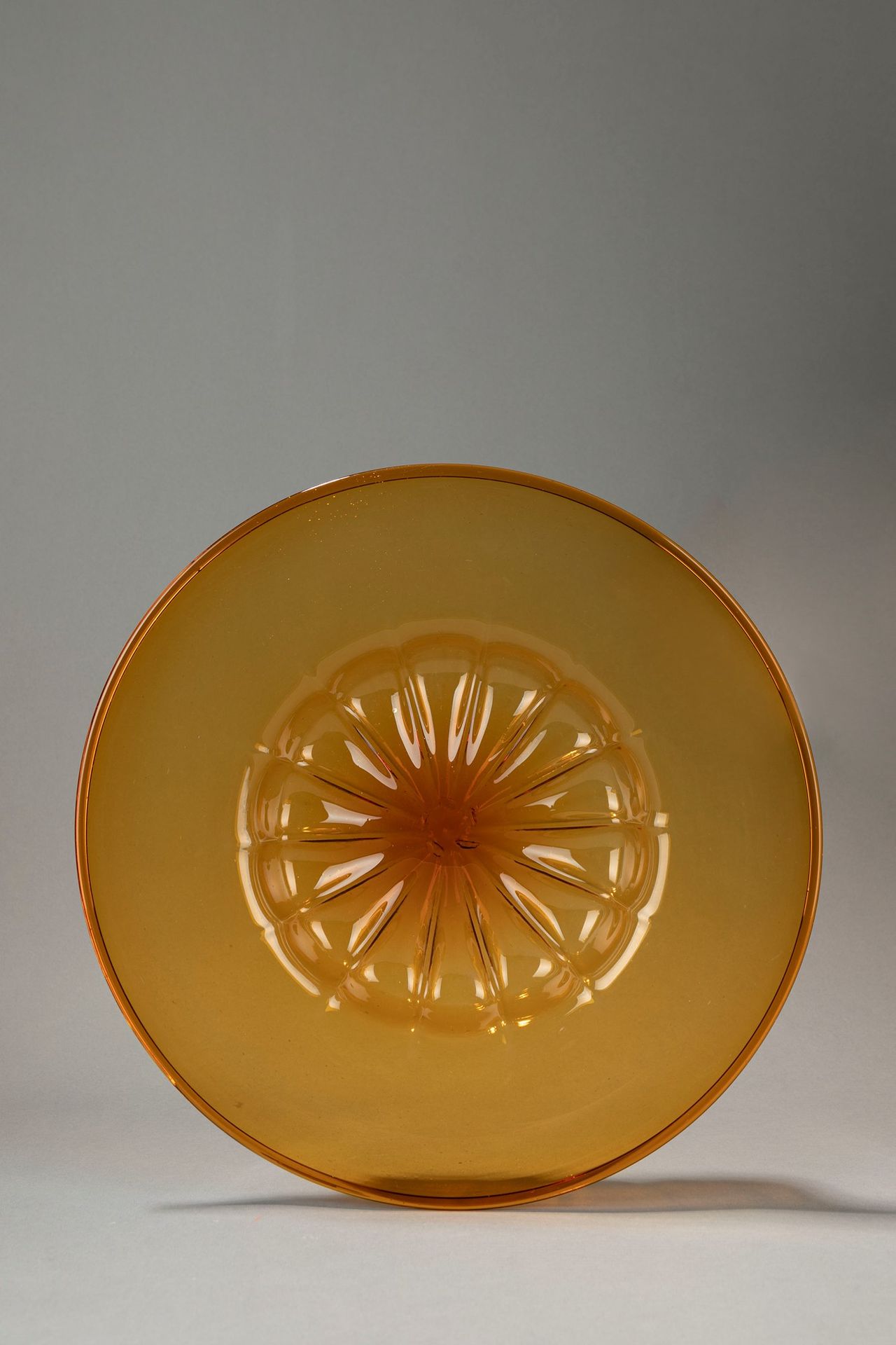 VITTORIO ZECCHIN Centrotavola, 1920 circa

h 6 x diam 39 cm
vetro soffiato giall&hellip;
