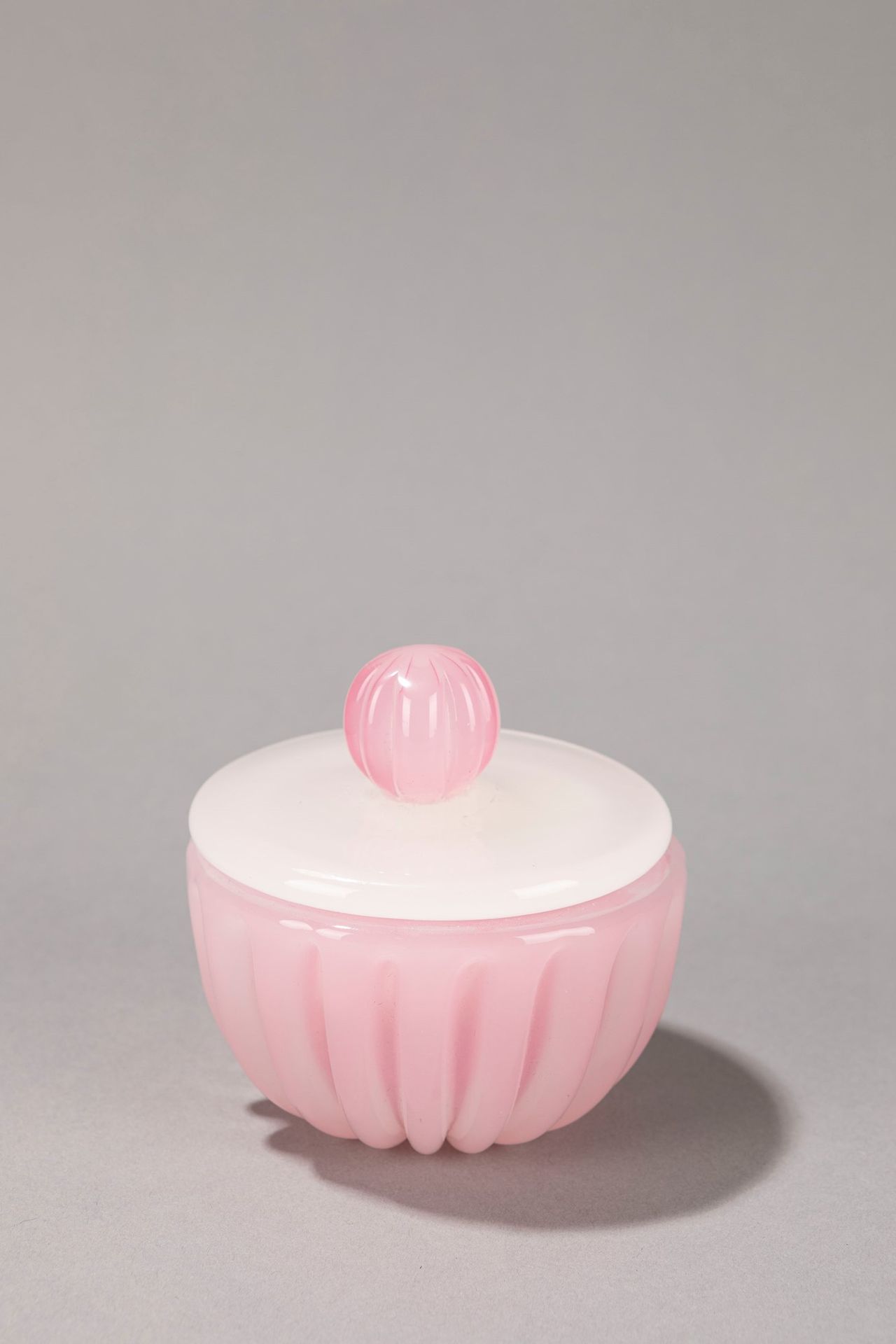 Archimede Seguso Box, 1950 ca. 

H 10 x 11 cm
with cup.

Pink alabaster