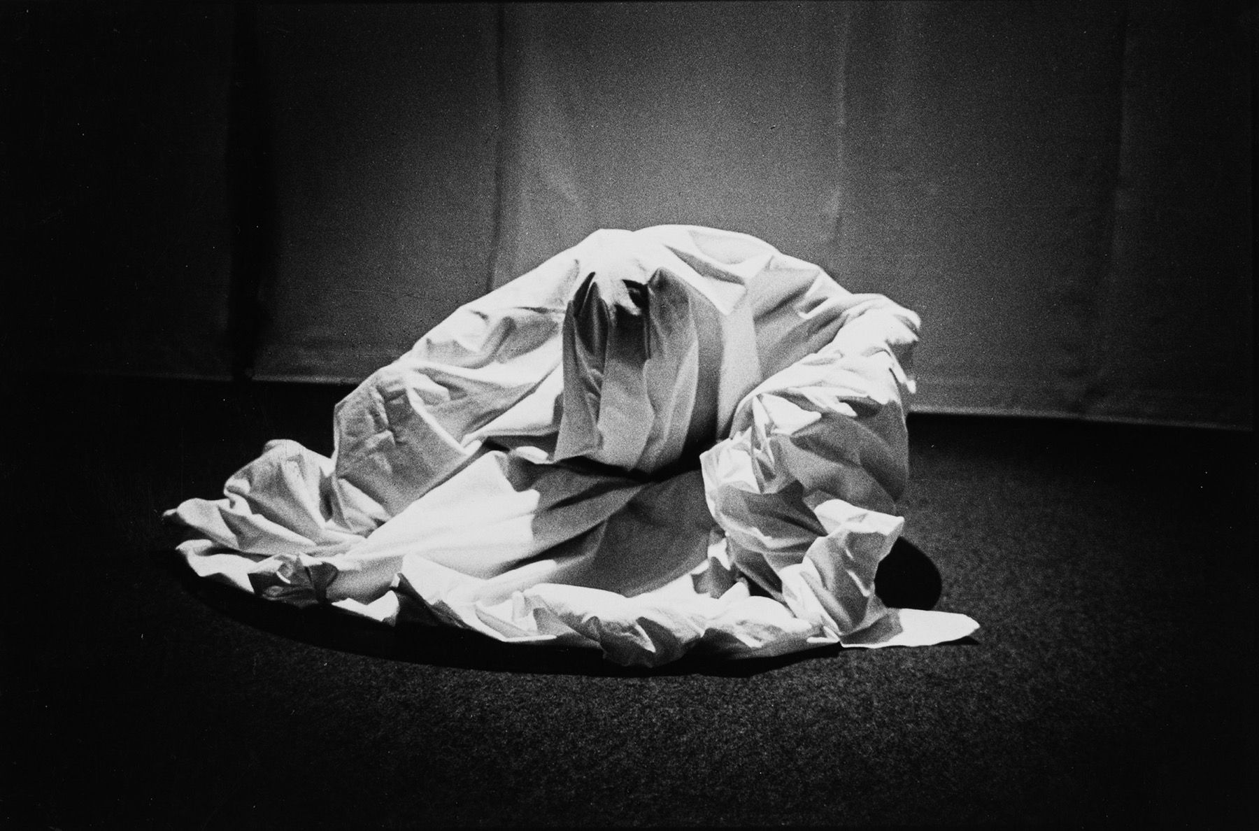 F.Lli Buscaglia Jorge Eielson, Performance, 1974

Silbergelatineabzug
6.7 x 9.9 &hellip;