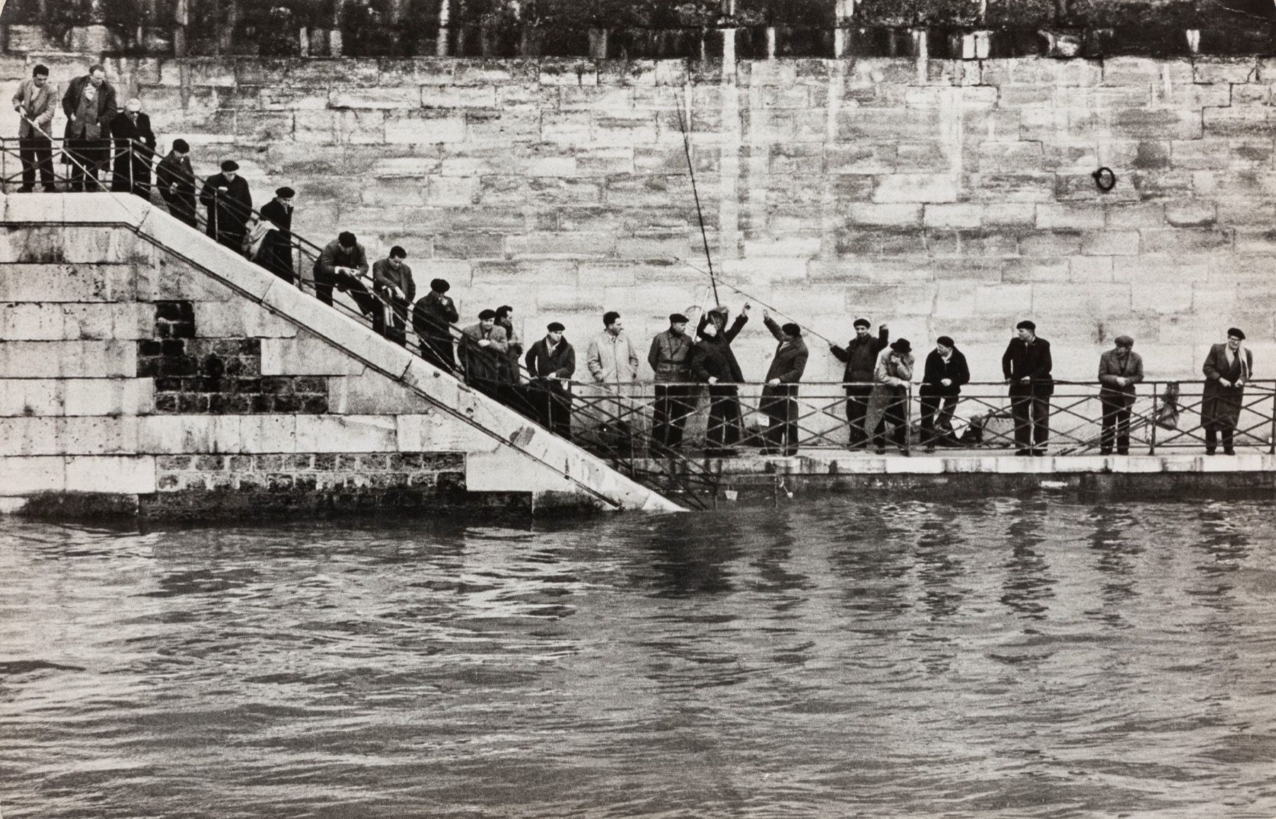 FRANK HORVAT Fishermen on the Seine, years 1970

Vintage gelatin silver print
7.&hellip;