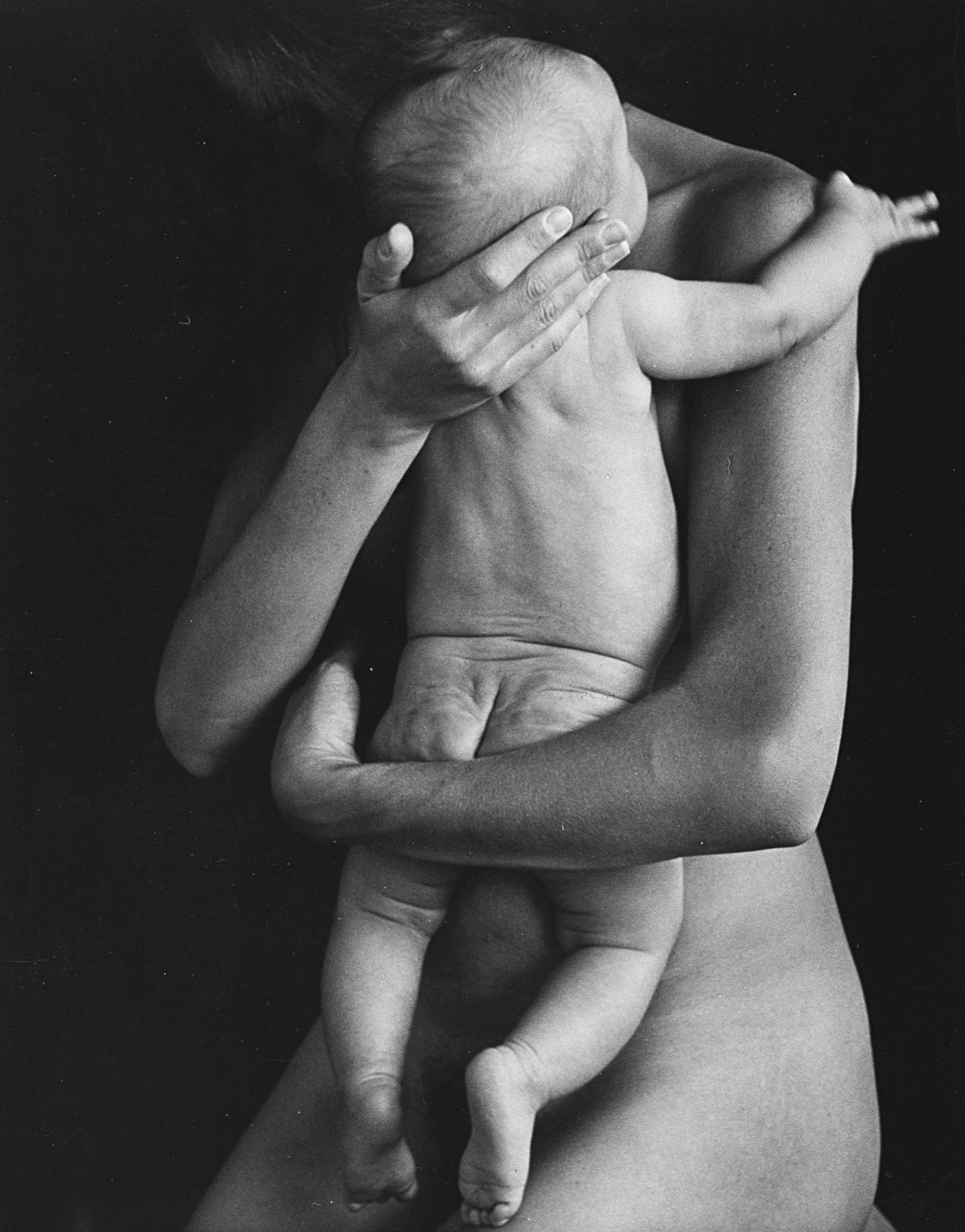 Ruth Bernhard 母亲和孩子，1960/1970年

复古明胶银版画
9.6 x 7.5 in.
黑墨水签名，背面有摄影师的信用印章
本拍品受艺术家转&hellip;