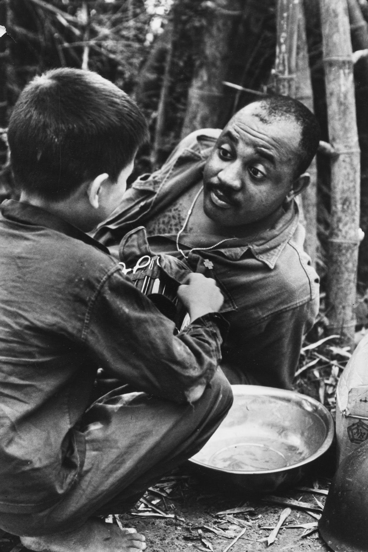 Paul Schutzer Vietnam (Soldier and child), 1976

Vintage gelatin silver print
9.&hellip;