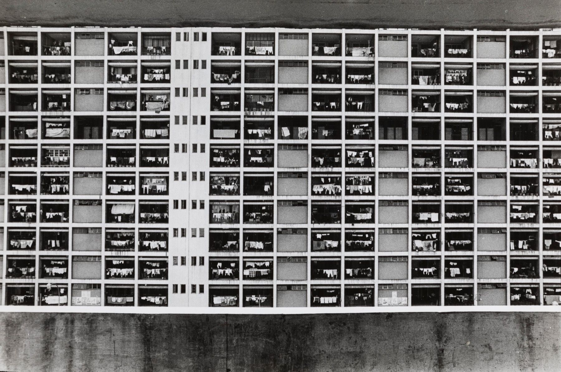 FRANK HORVAT 香港的大众住房，1970年

复古明胶银印刷品
8 x 11.1 in.(7.4 x 11 in picture)
照片背面有摄影师的&hellip;