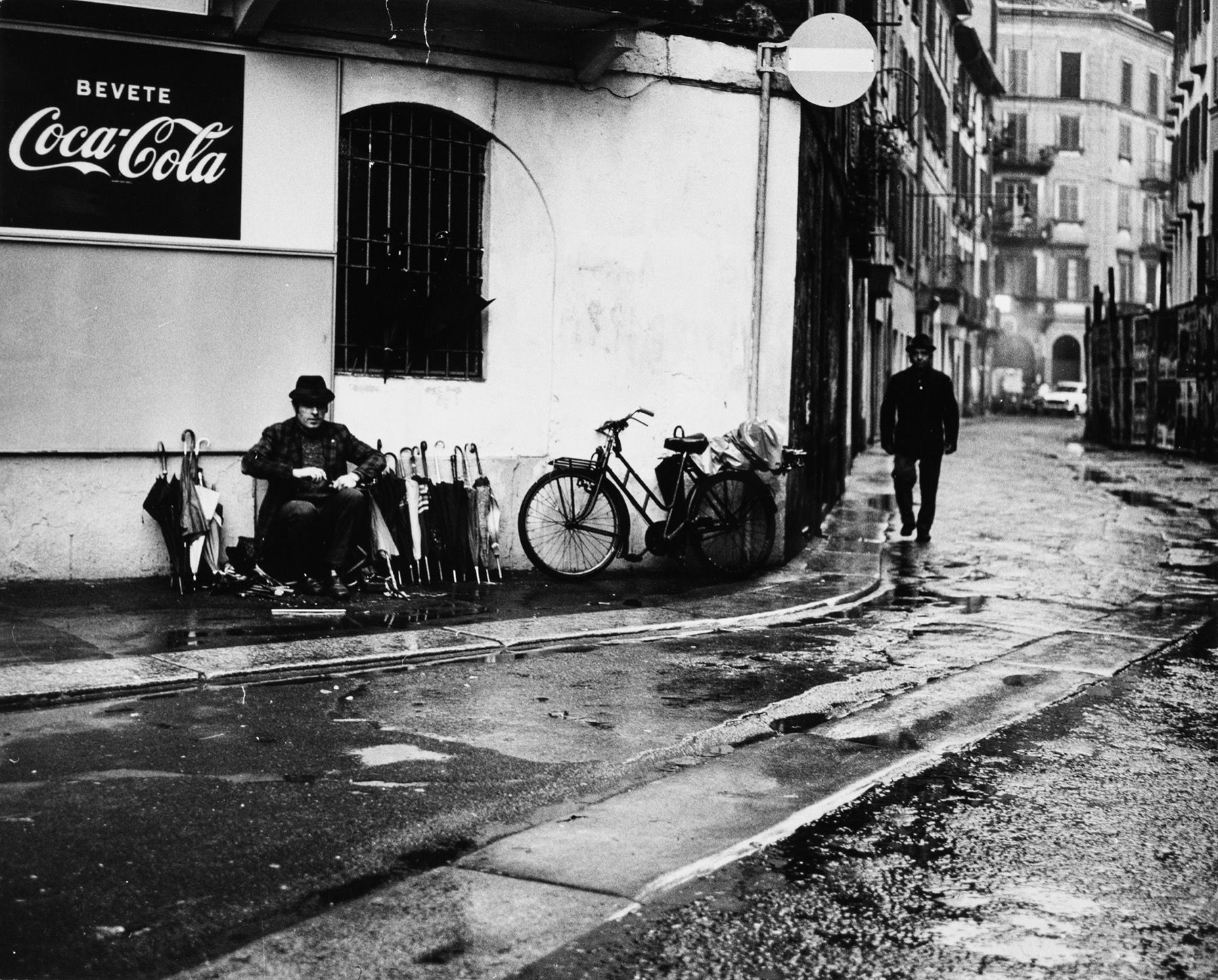 Virgilio Carnisio Milan, Via Madonnina, corner of Piazza del Carmine, 1970

Vint&hellip;