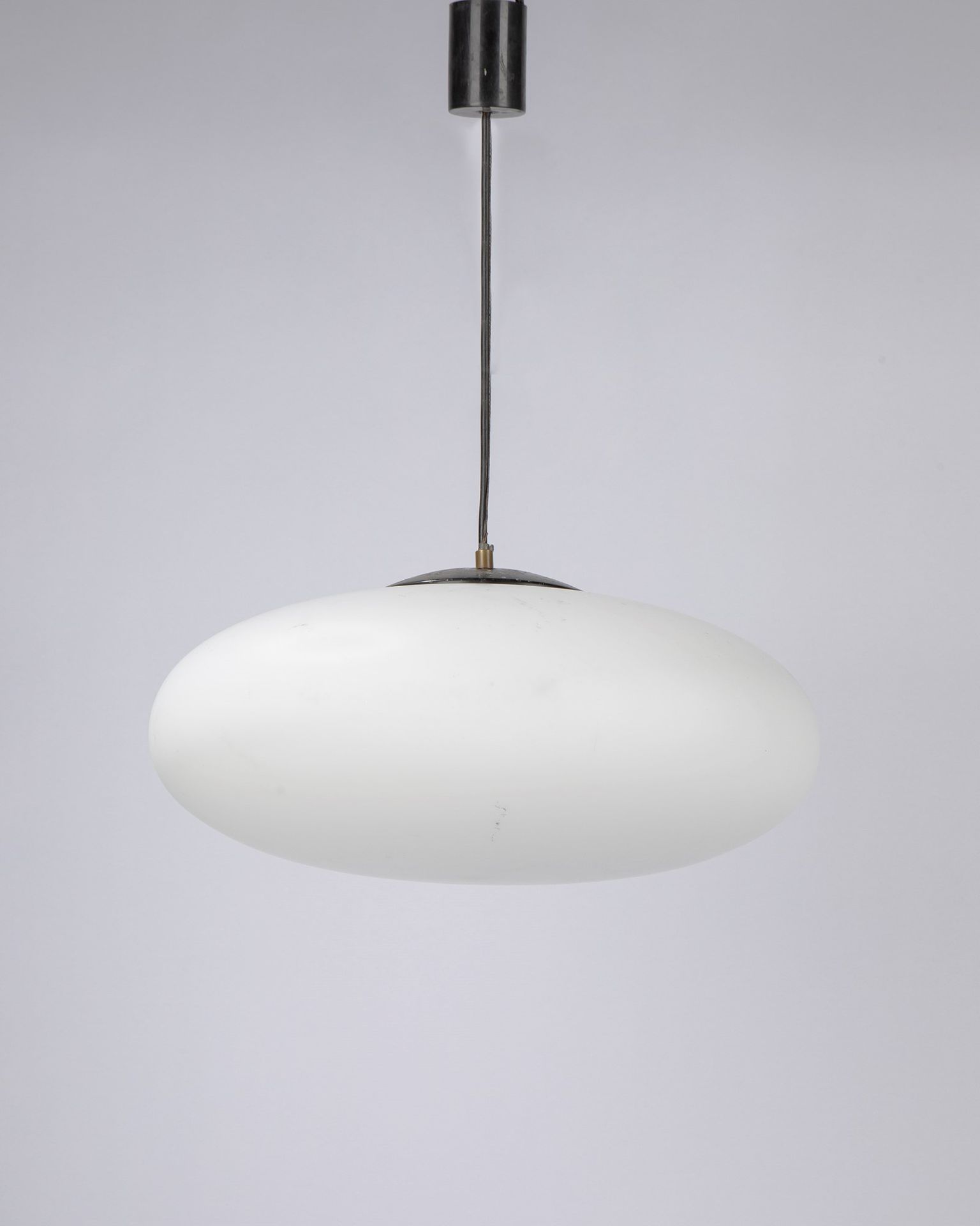 STILNOVO Lampe à suspension, 1950 ca.

Cm 46 x 18
structure métallique et diffus&hellip;