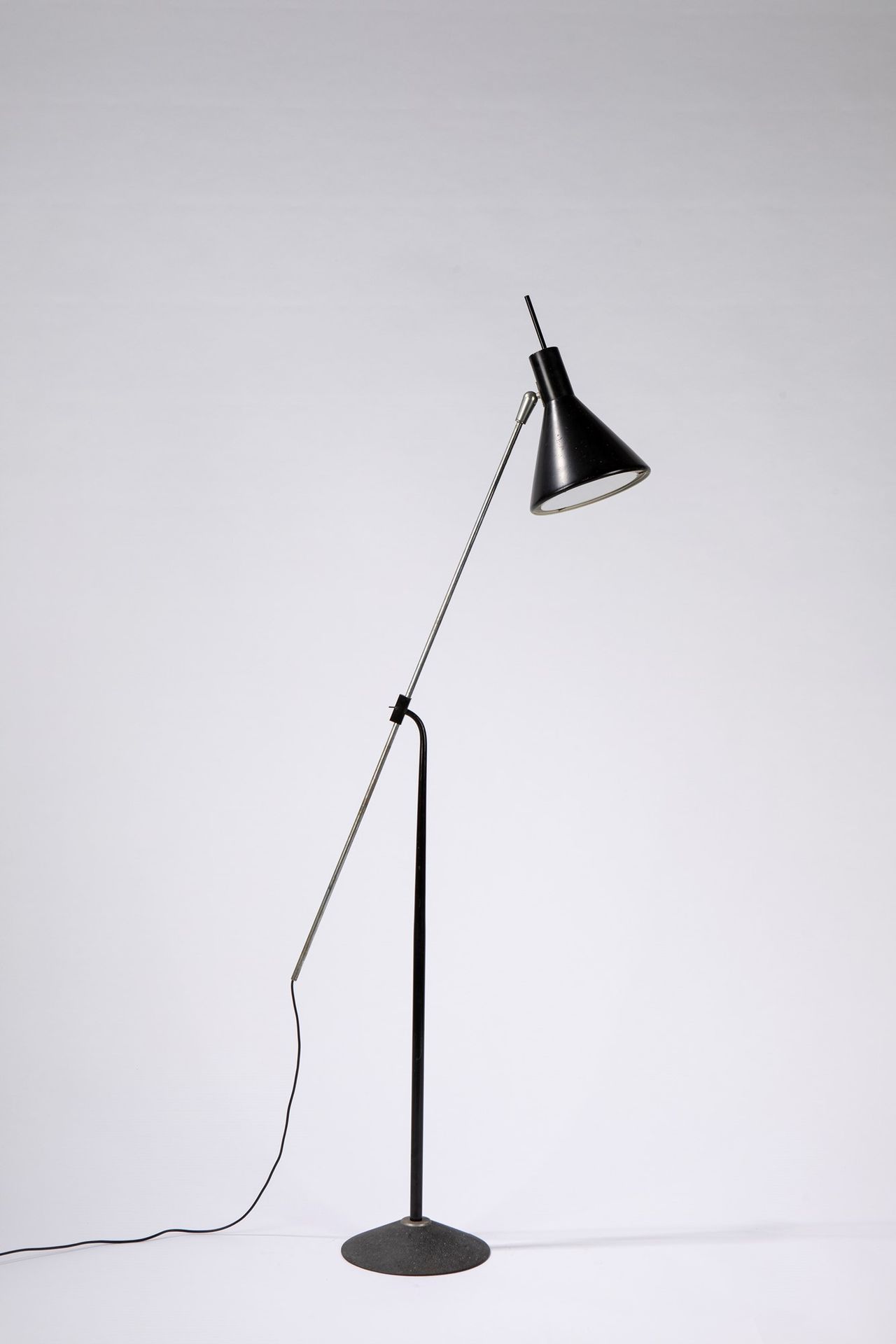 STILNOVO Floor lamp, 1950 ca.

H max 180 cm
adjustable high, varnished alumium r&hellip;