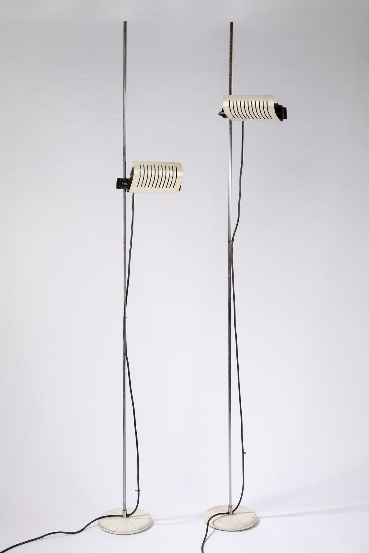 Colombo, Joe Dos lámparas de pie modelo 626, 1972

h 205 cm x 24 cm
Metal y meta&hellip;