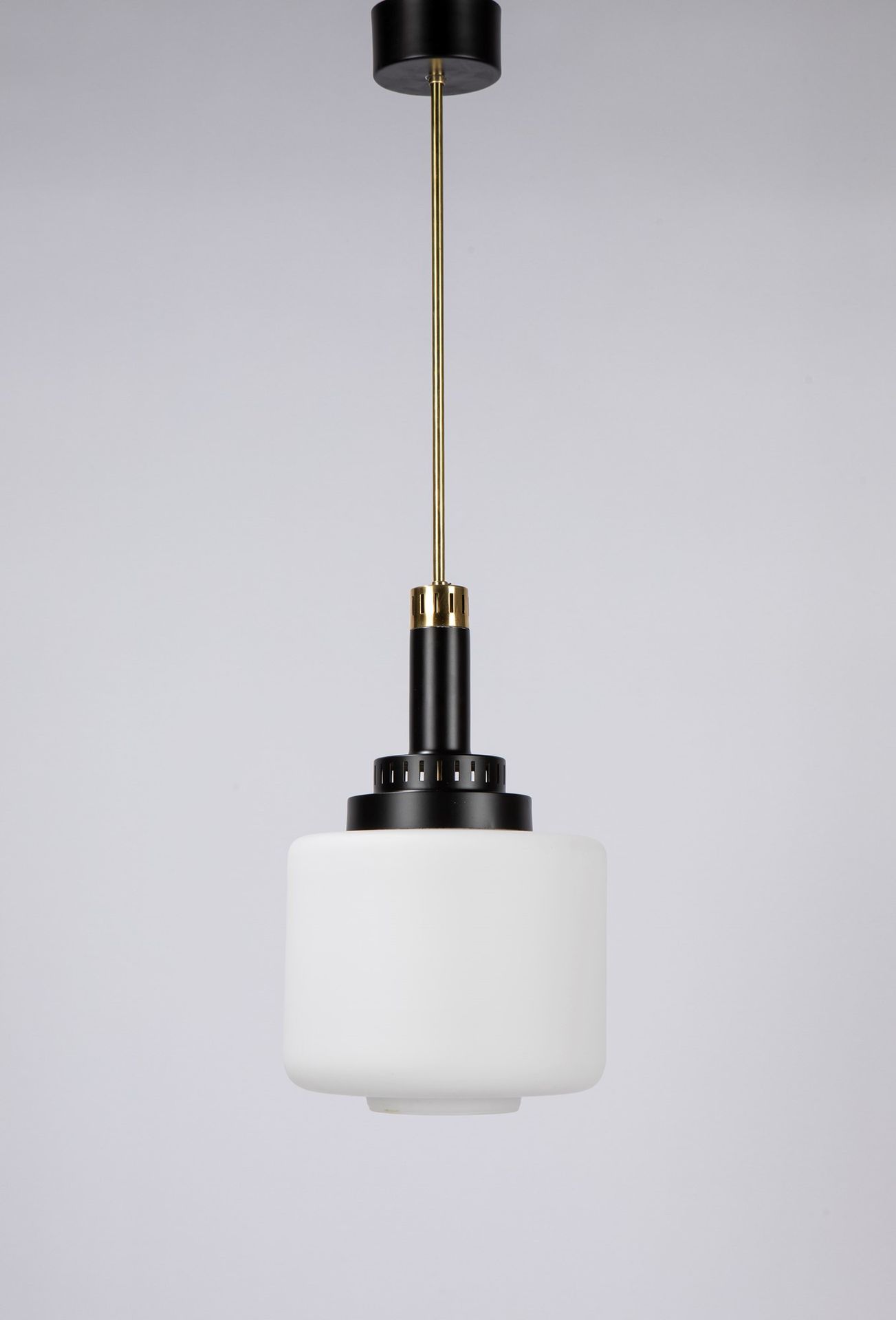 STILNOVO Lampe à suspension, vers 1950.

H 90 cm x 20
verre blanc satiné, métal &hellip;
