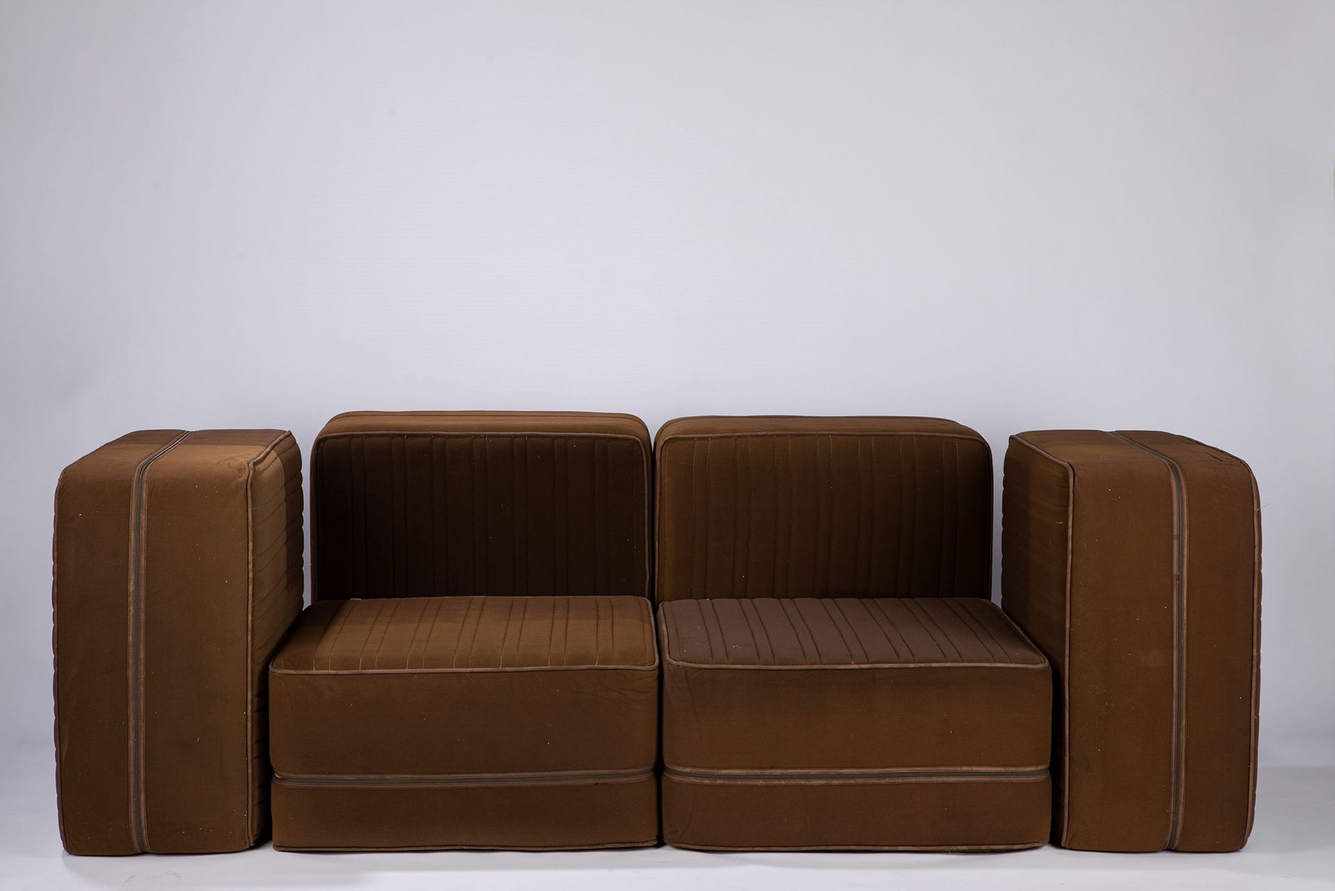 Studio De Pas, D’Urbino, Lomazzi Modular sofa, 1974

H 30 x 63 x 63
model Setteb&hellip;