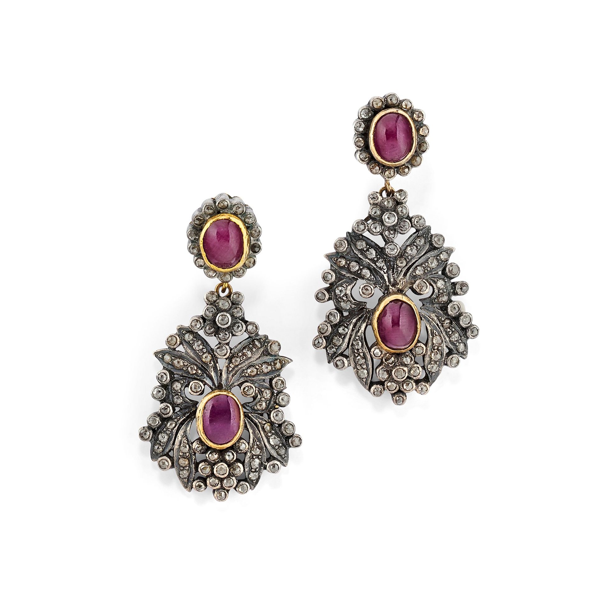 Null A 14K red gold, silver, ruby and diamond earrings 


Weight g 22,00 