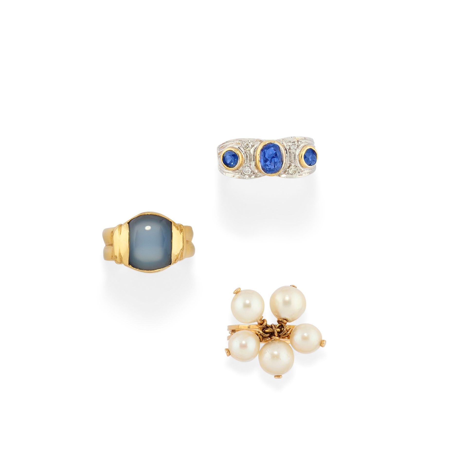 Null Tres anillos de oro amarillo de 18 quilates, zafiro, diamante, perla y calc&hellip;