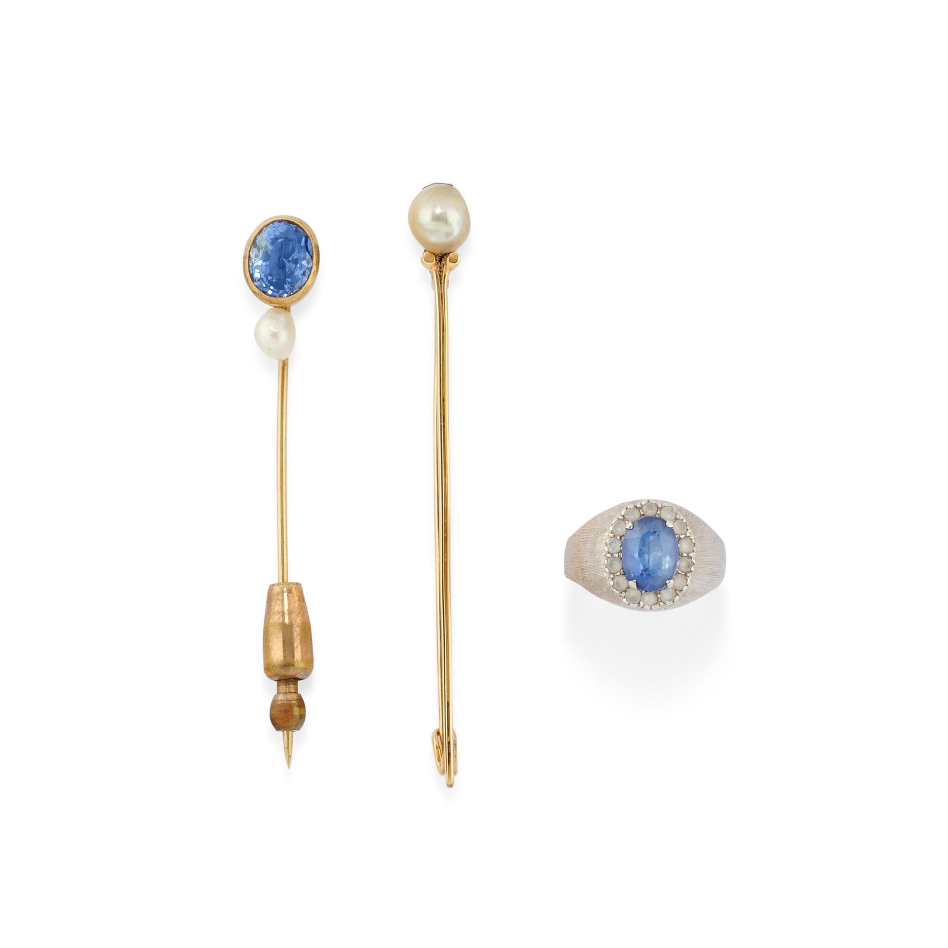 Null 一个18K白金和黄金，珍珠，蓝宝石和钻石的两个胸针和戒指，带盒子


重量9.20克领带针厘米6.00-6.50戒指尺寸11