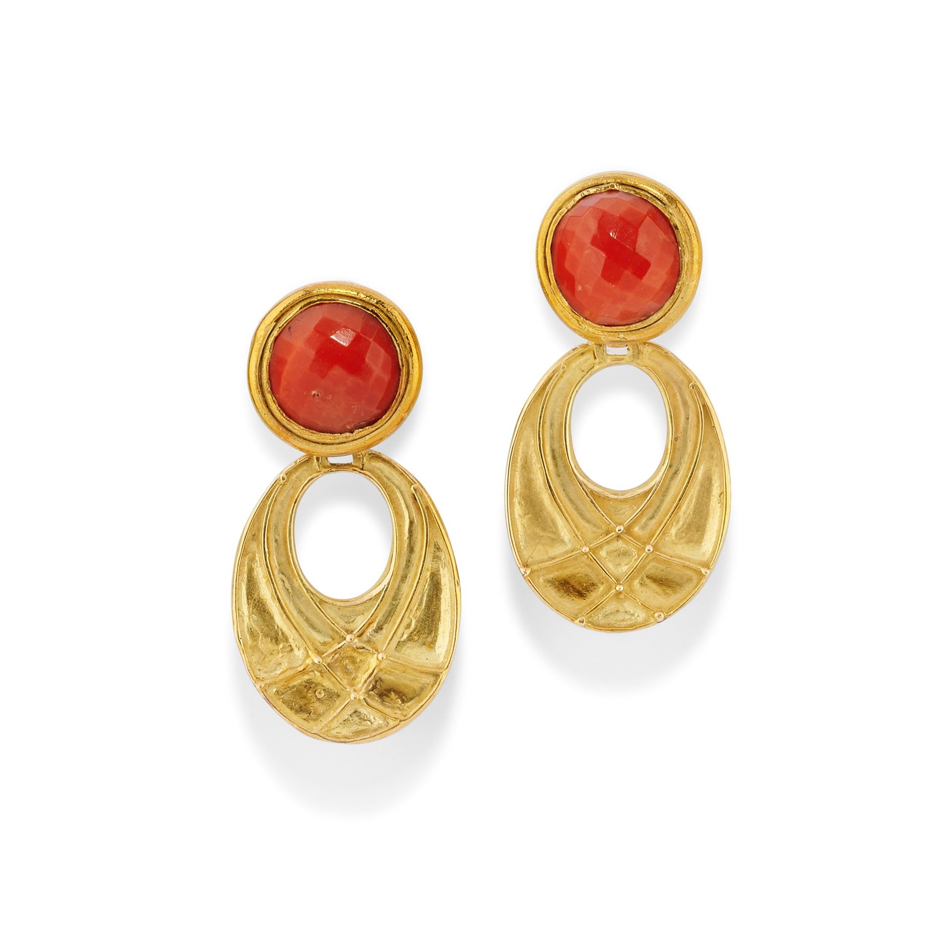 Null A 18k yellow gold and coral earrings


Weight g 26.00 cm 2.50x3.40