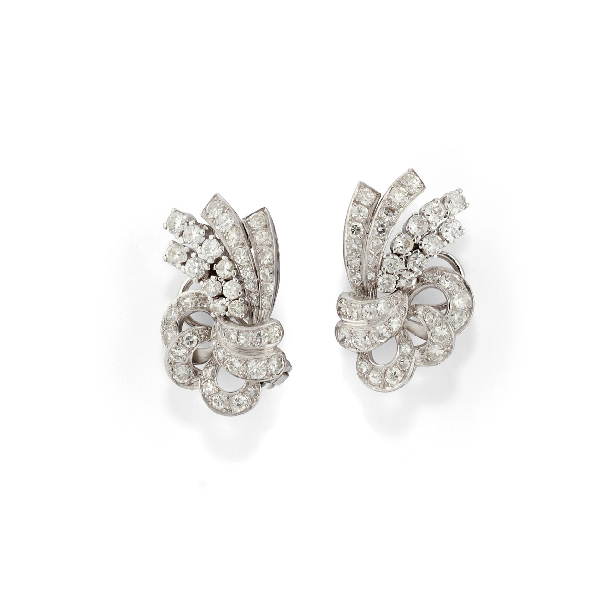 Null Boucles d'oreilles en or blanc 18k, platine et diamants, vers 1950


Poids &hellip;