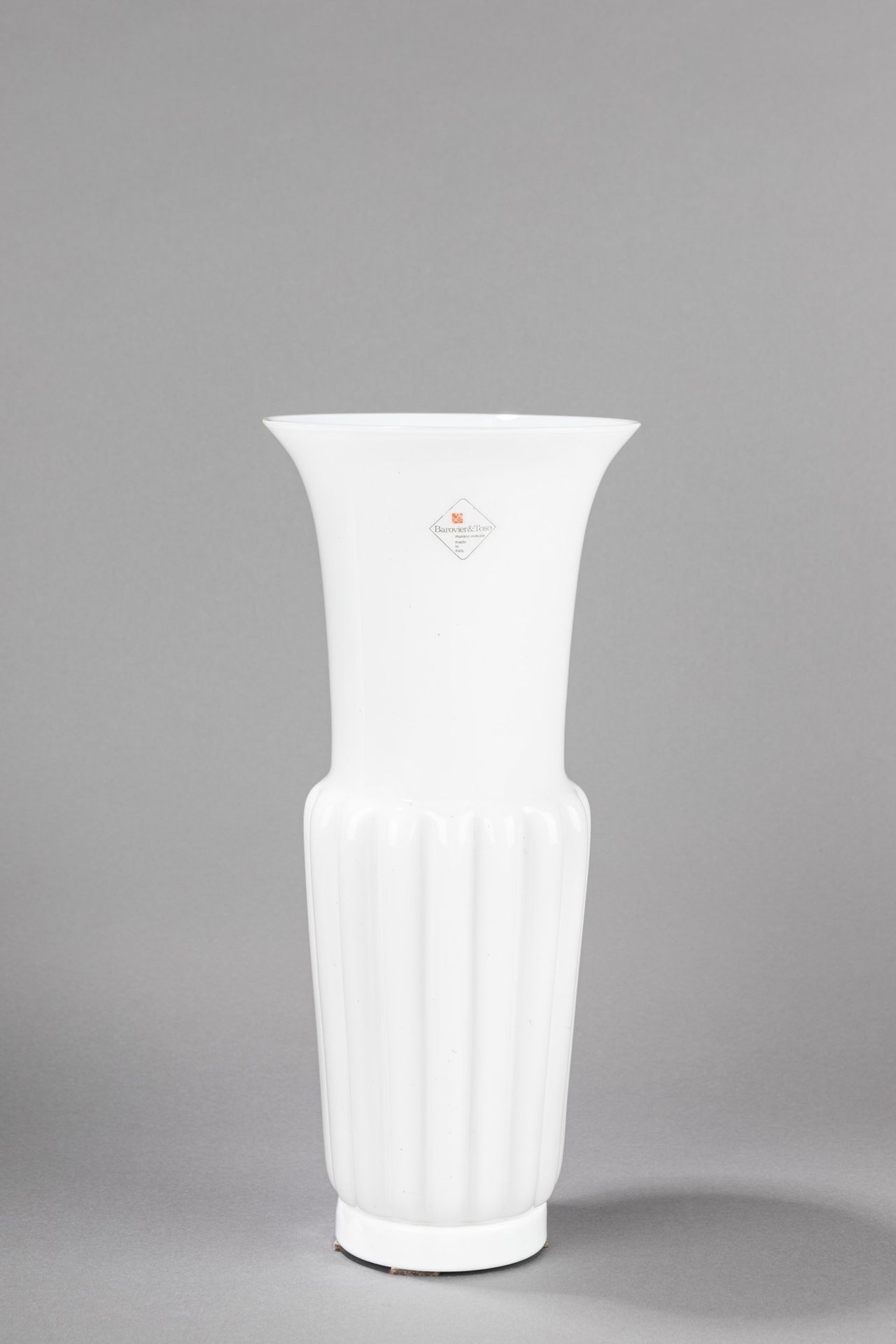 Barovier e Toso 花瓶，1980年左右

h 37 x 16 cm
乳白色玻璃，莫兰迪风格。

原始标志和标签。