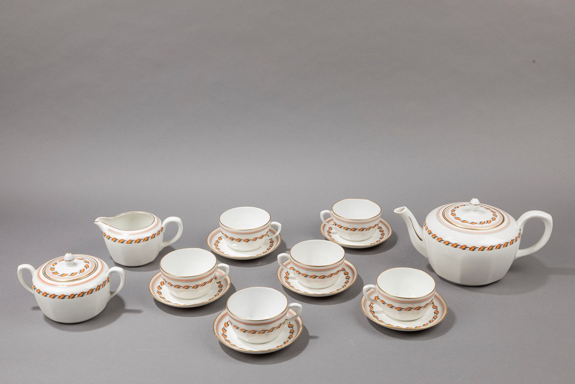 GIO PONTI Juego de té, ca. 1925.

Diferentes tamaños
compuesto por seis tazas, s&hellip;