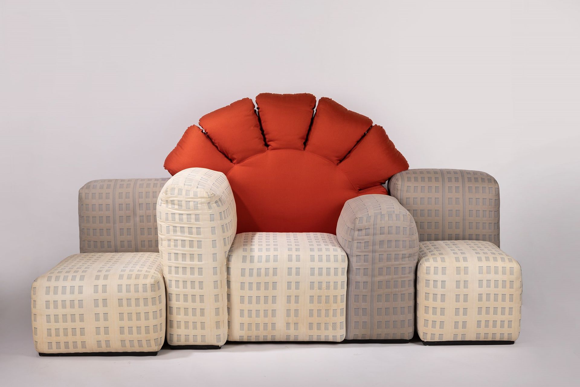 GAETANO PESCE 纽约的日落，1984年

h 120 x 225 x 106 cm
模块化沙发，共生产42件。塑料材料，木材，软体织物。卡西纳制造。&hellip;