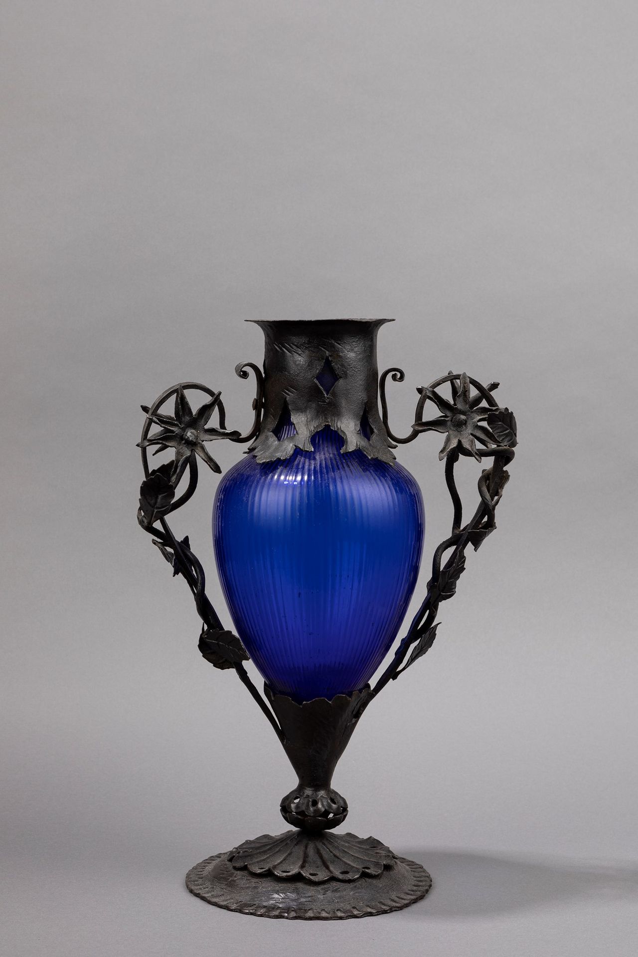 UMBERTO BELLOTTO 花瓶，1930年约

h 37 x 24 x 14 cm
穆拉诺吹塑玻璃和锻铁底座。

内部芯片