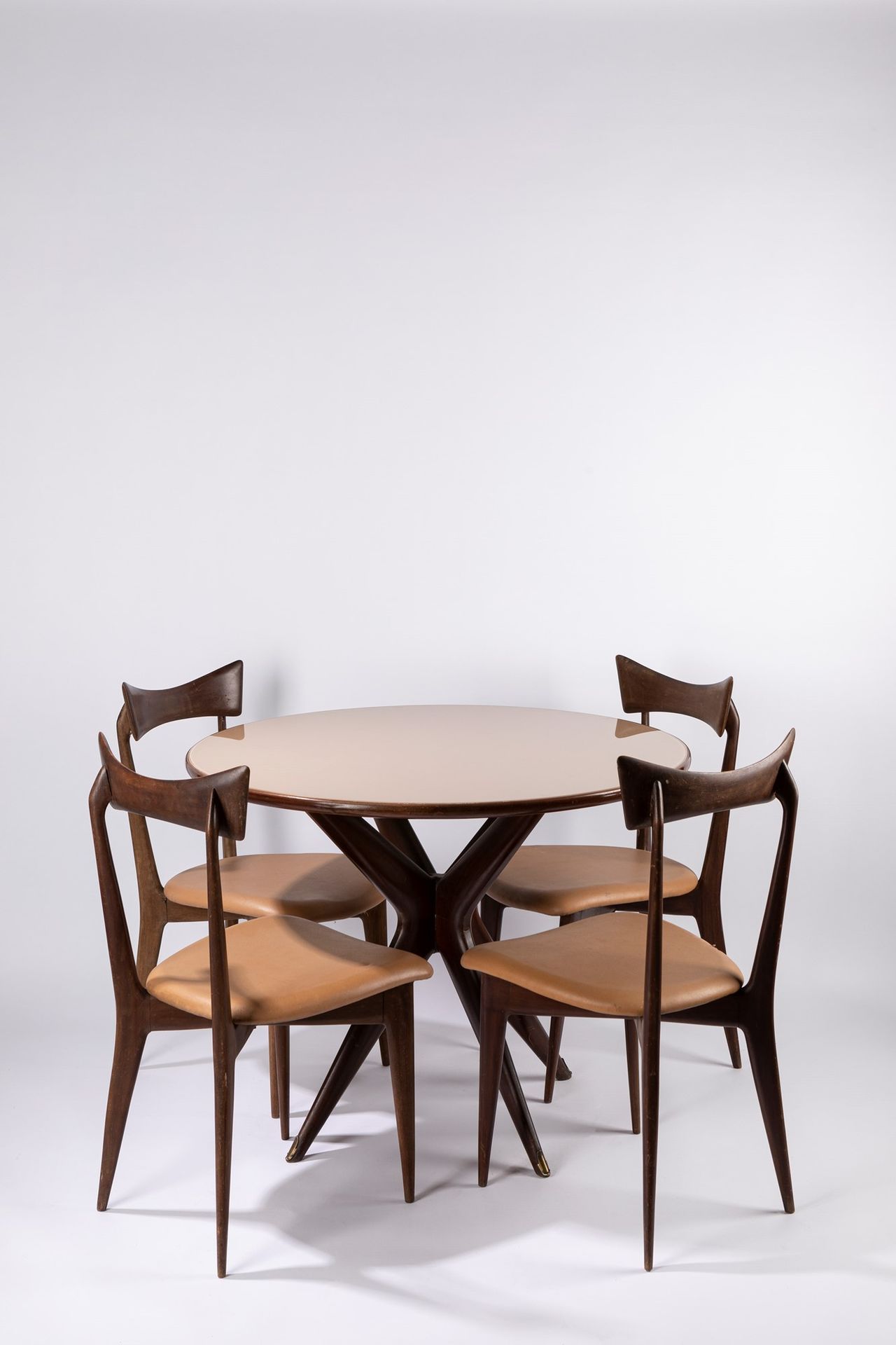 Ico & Luisa Parisi 桌子和四把椅子，1950年约

桌子高78 x 直径100厘米 - 椅子高87 x 44 x 47厘米
木制和黄铜的细节。&hellip;