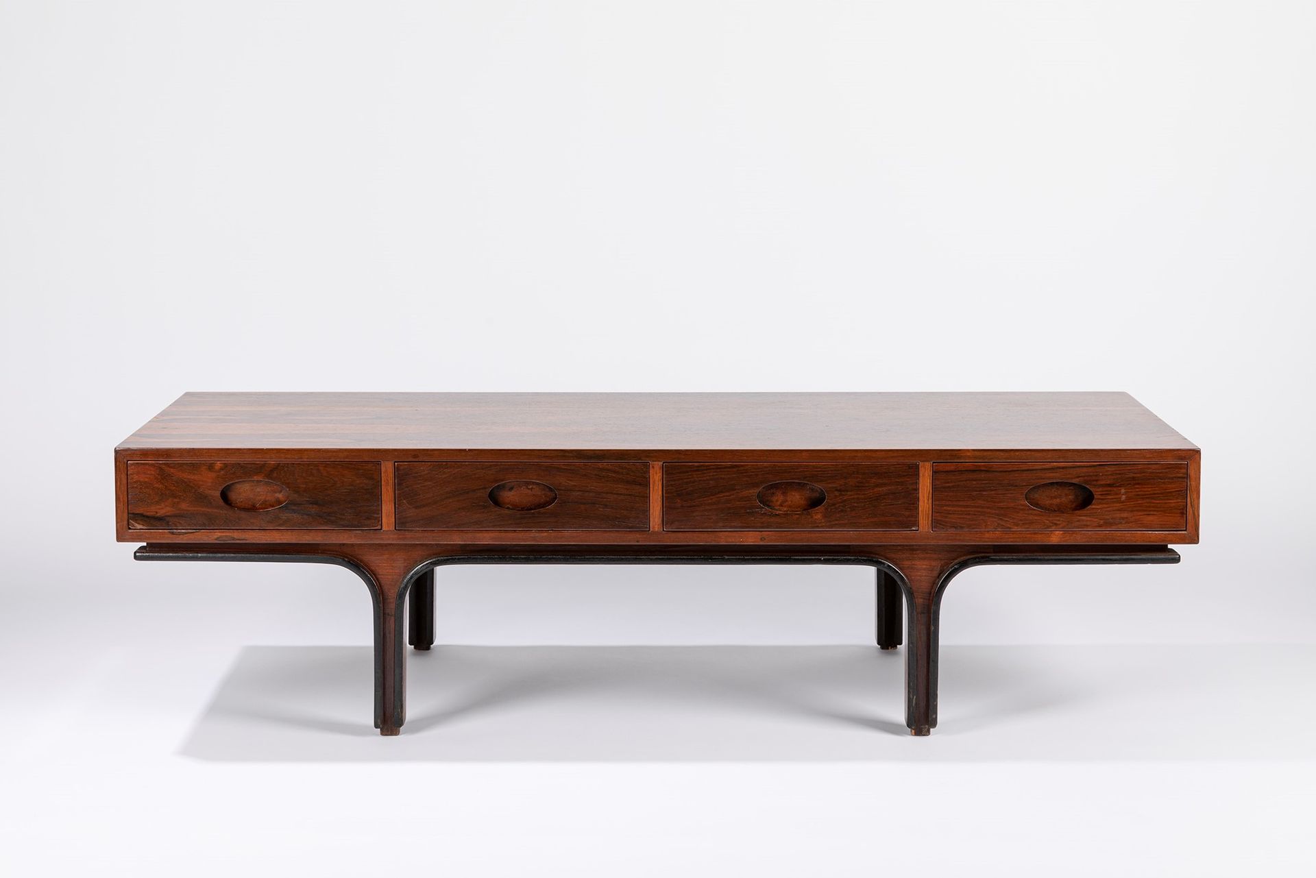 GIANFRANCO FRATTINI 咖啡桌，1960年约

h 39 x 140 x 53 cm
木头和四个抽屉。

贝尔尼尼制造。