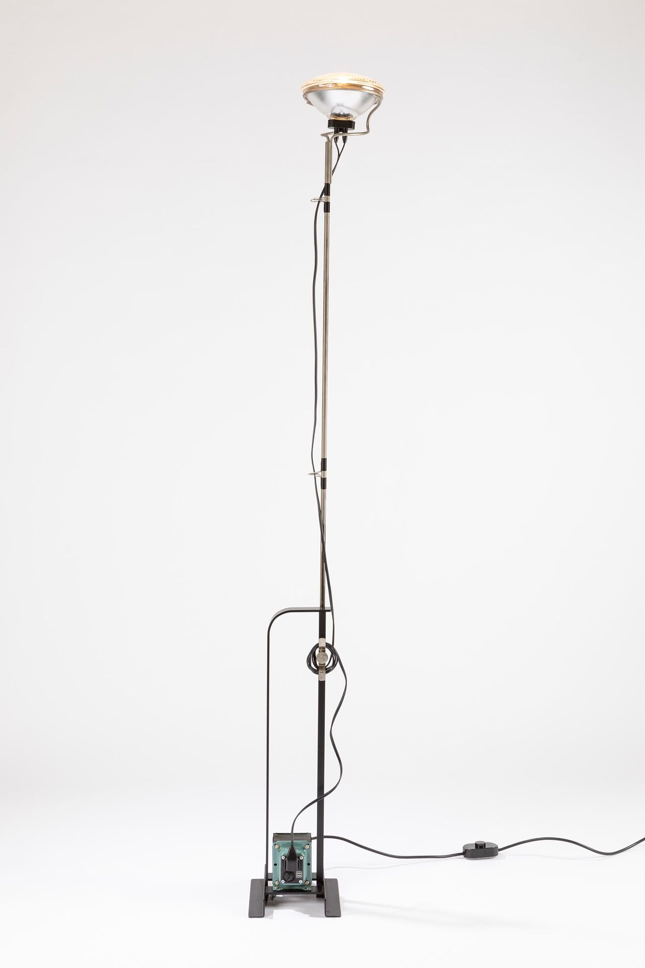 ACHILLE E PIERGIACOMO CASTIGLIONI Toio, 1990 ca.

H max 195 cm
Floor lamp. Varni&hellip;