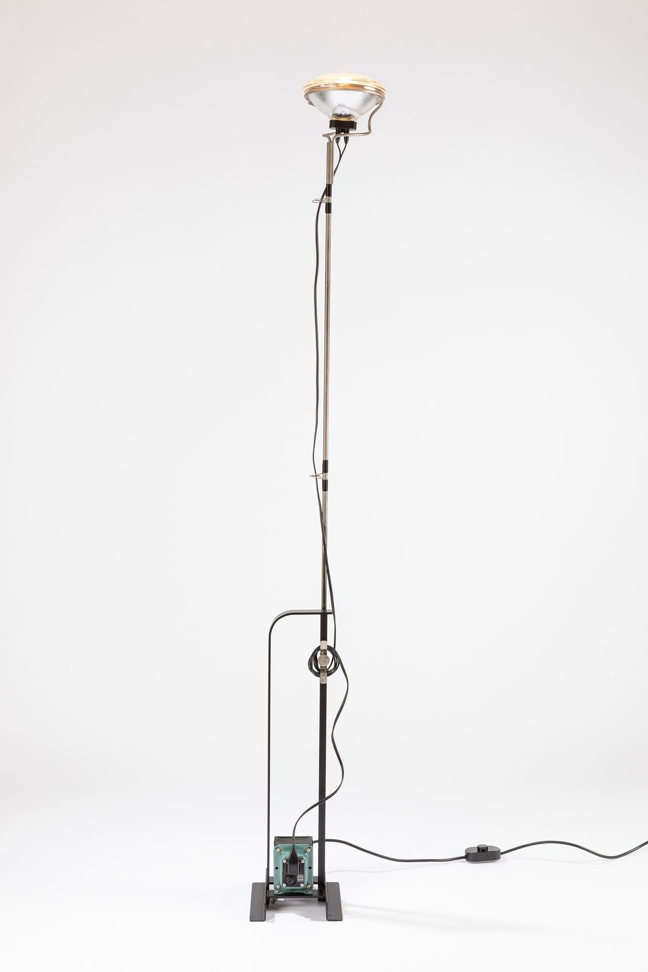 ACHILLE E PIERGIACOMO CASTIGLIONI Toio，1990年约

h最大195cm
落地灯。清漆钢底座和镀镍黄铜钢。

可调整的高度&hellip;