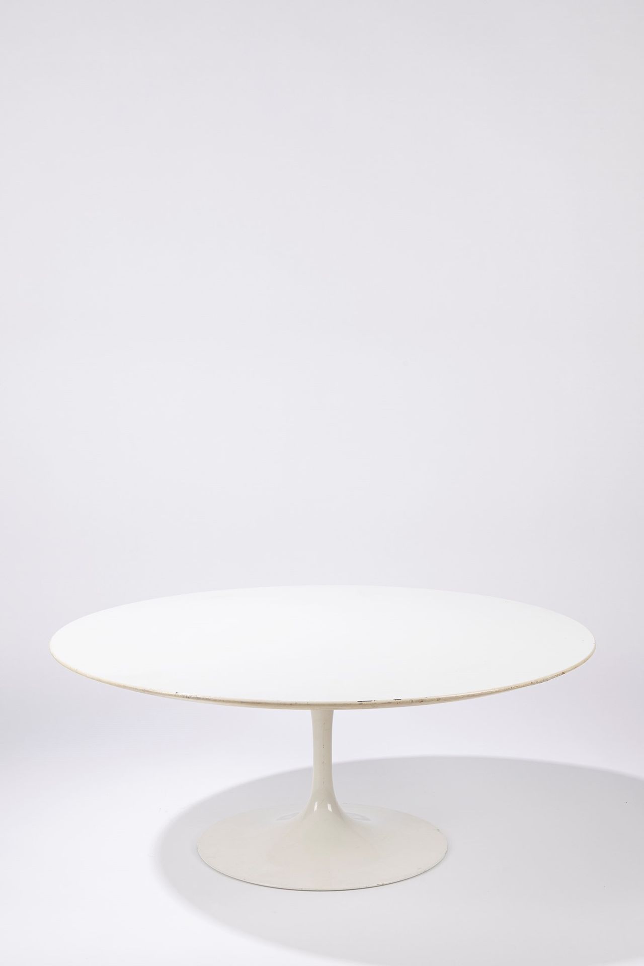 Eero Saarinen Table basse, 1957

h 37 x diam 91 cm
Plan ovale stratifié, base en&hellip;