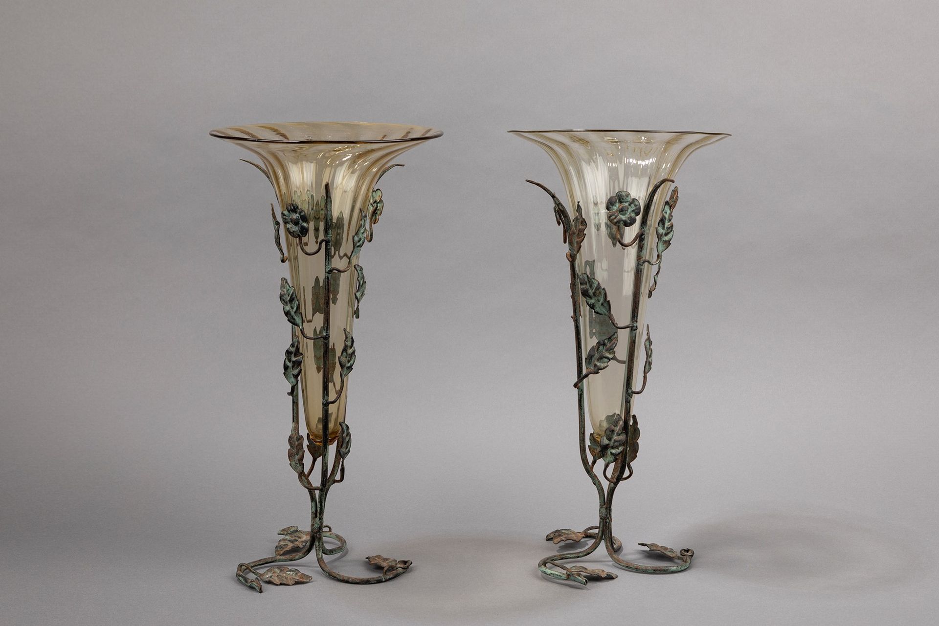 UMBERTO BELLOTTO Deux vases, 1930 env.

H 38 x diam 19 cm
pagliesco Verre souffl&hellip;