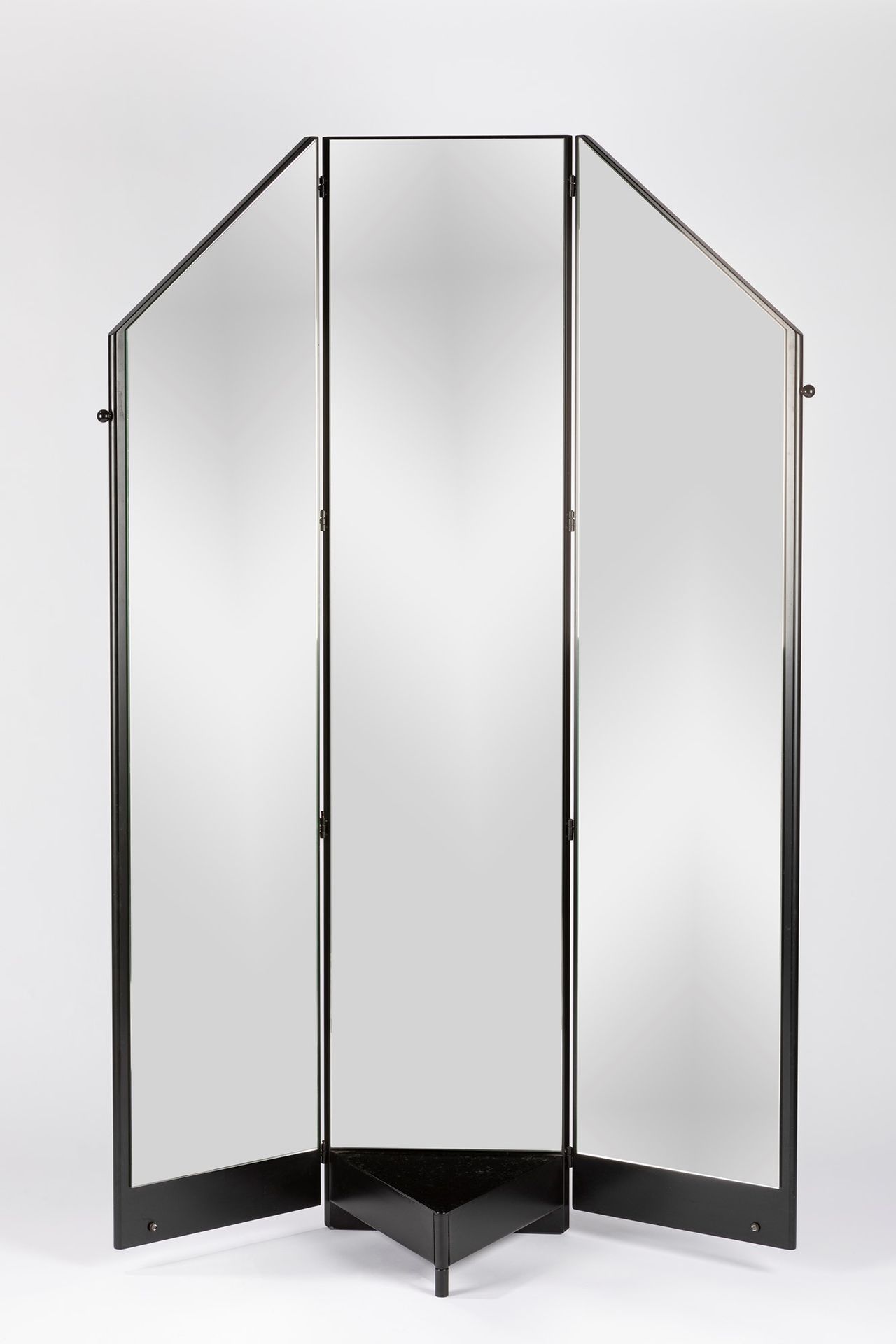 Manifattura Italiana Espejo de pie, 1980 aprox.

H 170 x 115 cm
con tres puertas&hellip;