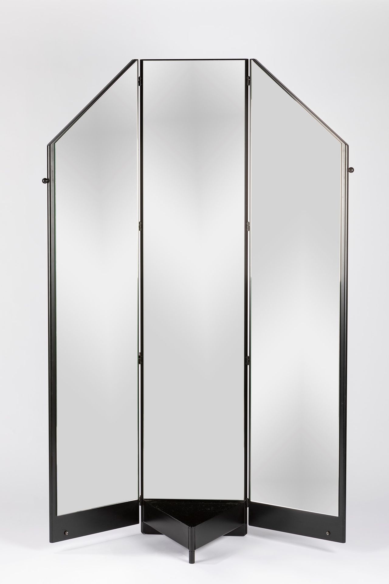 Manifattura Italiana Floor mirror, 1980 ca.

H 170 x 115 cm
with three doors. Wo&hellip;